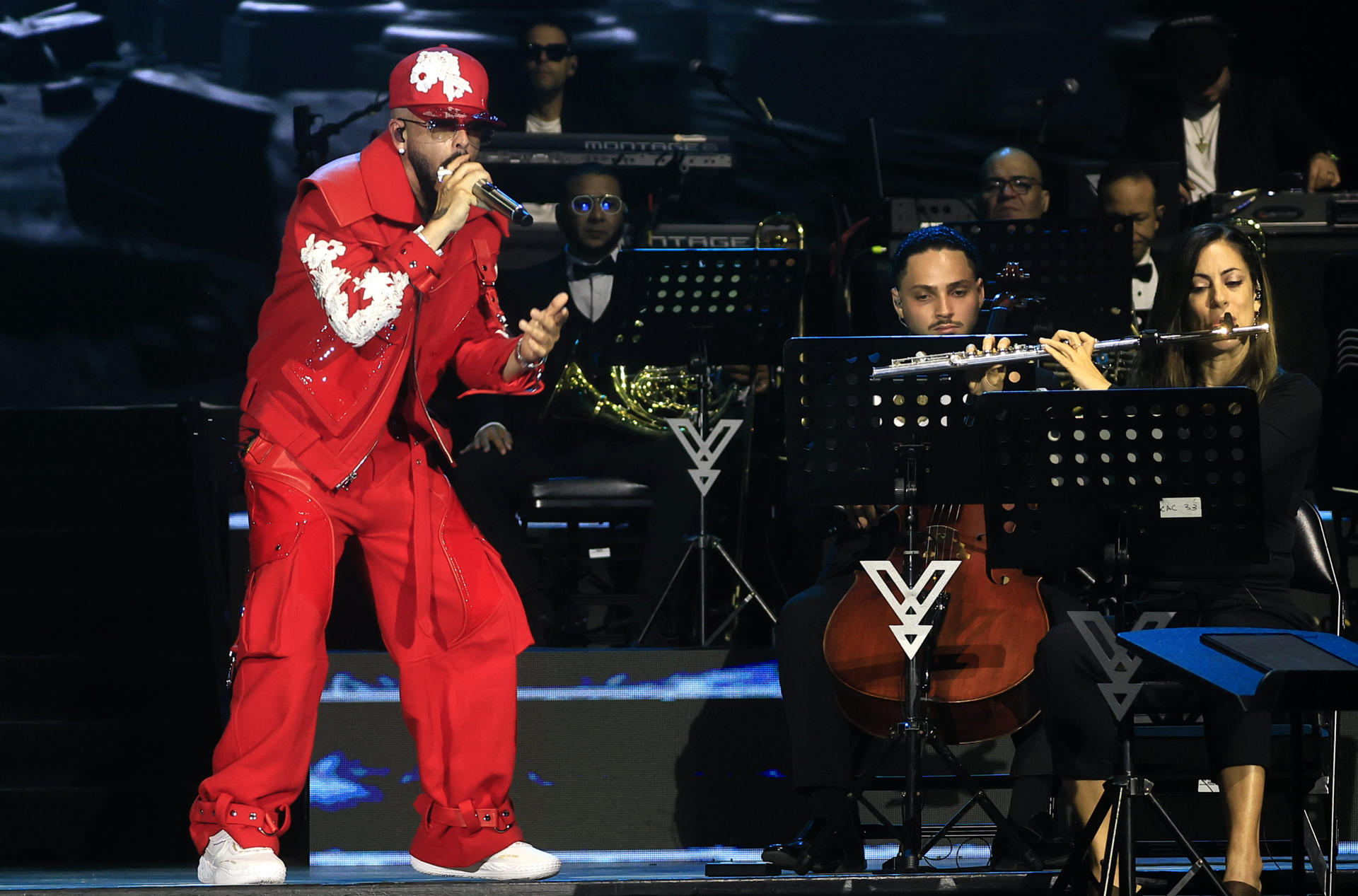 AME9759. SAN JUAN (PUERTO RICO), 05/05/2026.- El reguetonero puertorriqueño Yandel canta junto a la Orquesta Sinfónica de Puerto Rico este martes, en San Juan (Puerto Rico). La música sinfónica "me volvió a refrescar mi carrera", sostuvo Yandel previo al estreno de Amazon Music de su serie de transmisión en vivo, 'Amazon Music City Sessions', en el Coca-Cola Music Hall. EFE/ Thais Llorca