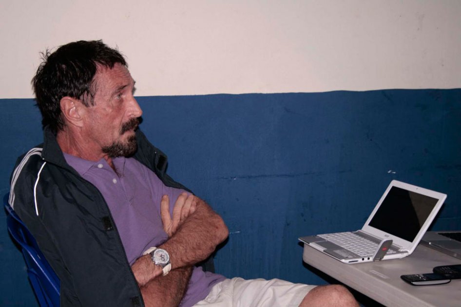 Tras rechazo de asilo de Guatemala, McAfee sufre ataque de nervios