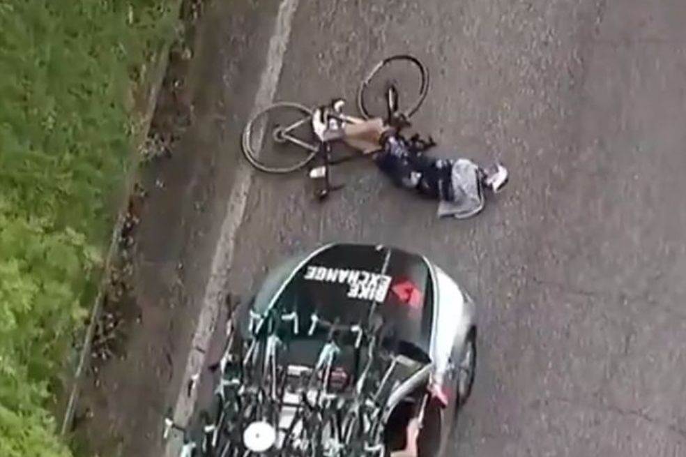 Video: Director del BikeExchange, expulsado del Giro tras atropellar a un ciclista