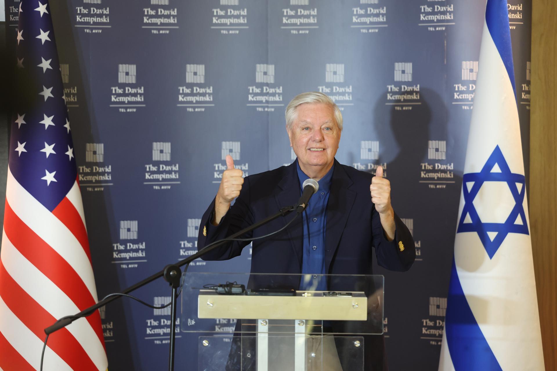 Tel Aviv (Israel), 28/08/2025.- US Senator Lindsey Graham speaks during a press conference on Israel–US relations following a meeting with Lebanese officials, Tel Aviv, Israel, 28 August 2025. EFE/EPA/ABIR SULTAN
