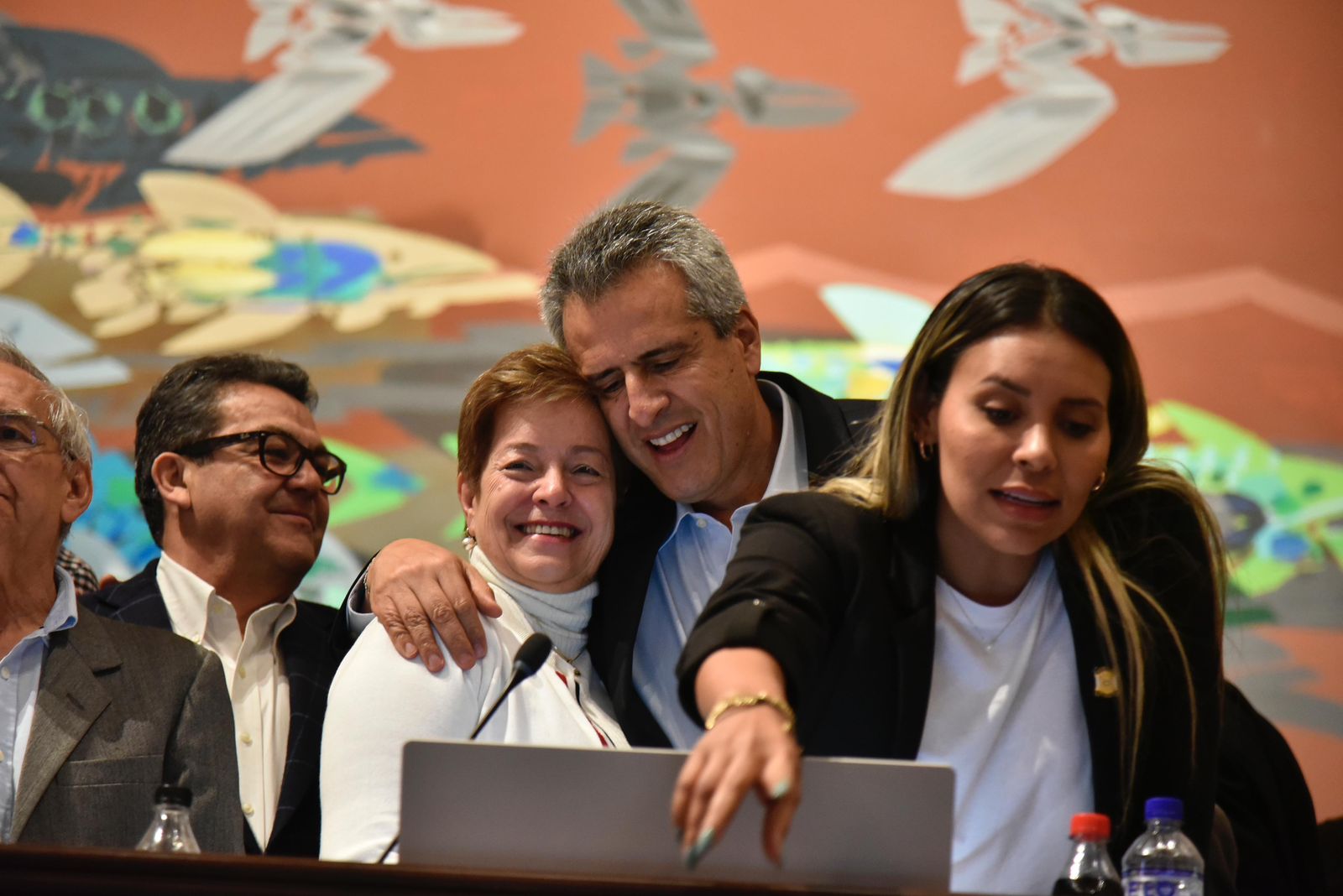 Ministro del Interior, Luis Fernando Velasco, abraza a la ministra del Trabajo, Gloria Inés Ramírez tras la aprobación de la reforma pensional en la Cámara de Representantes.