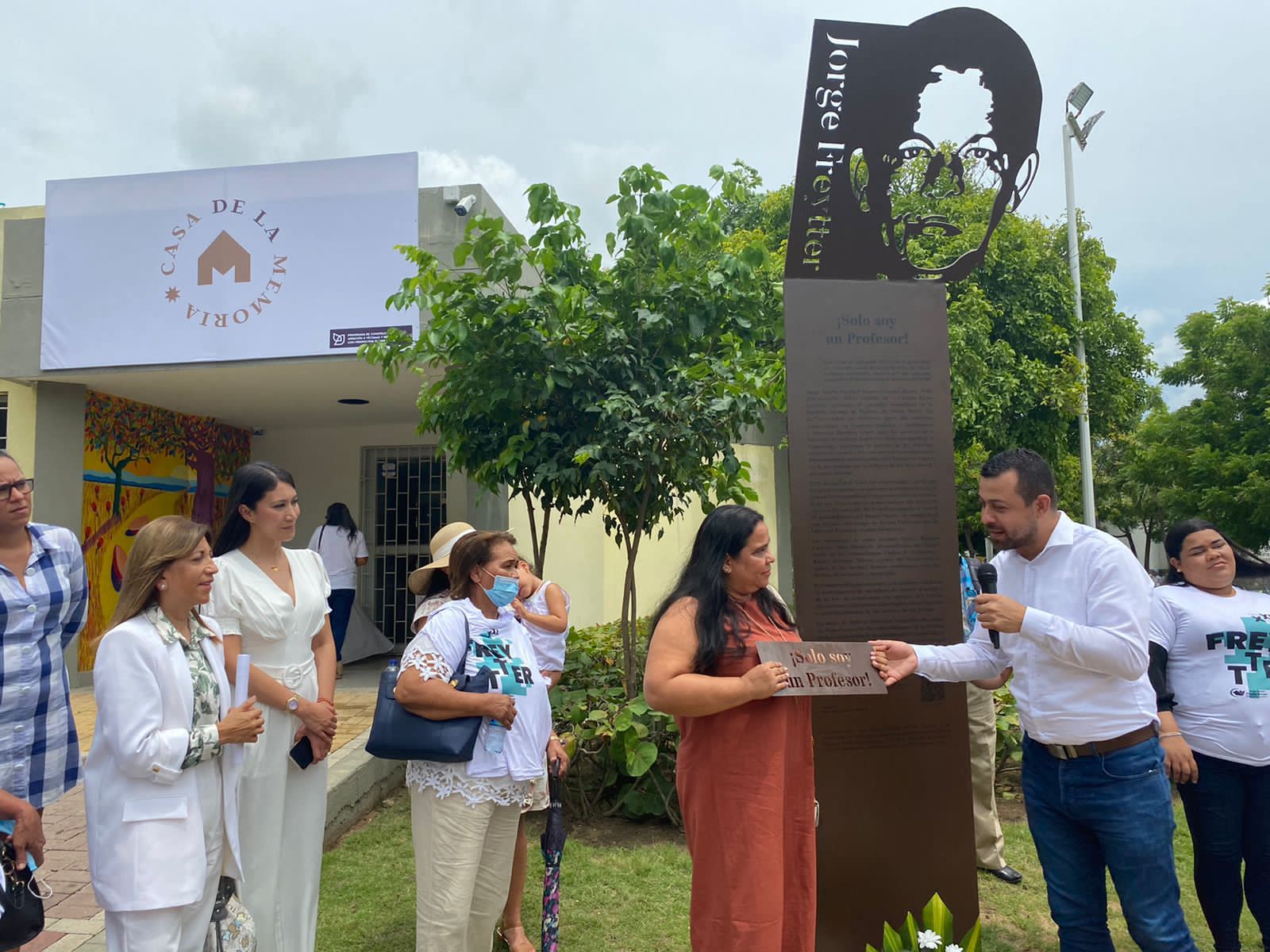 Profesor Jorge Freytter vive para siempre: así es su monumento en Barranquilla