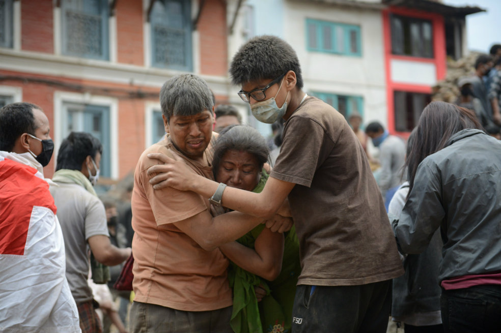 El terremoto sorprendió a los nepalíes casi al mediodía del sábado. Según cifras oficiales, el 40% del país quedó destrozado por el sismo. / AFP