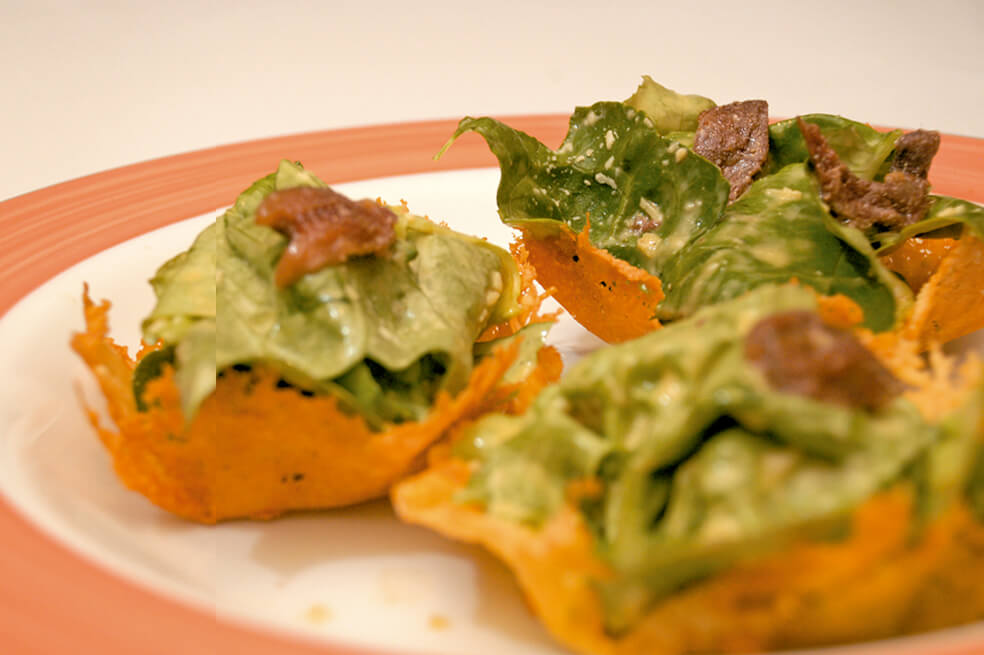 Ensalada César en canastas de parmesano