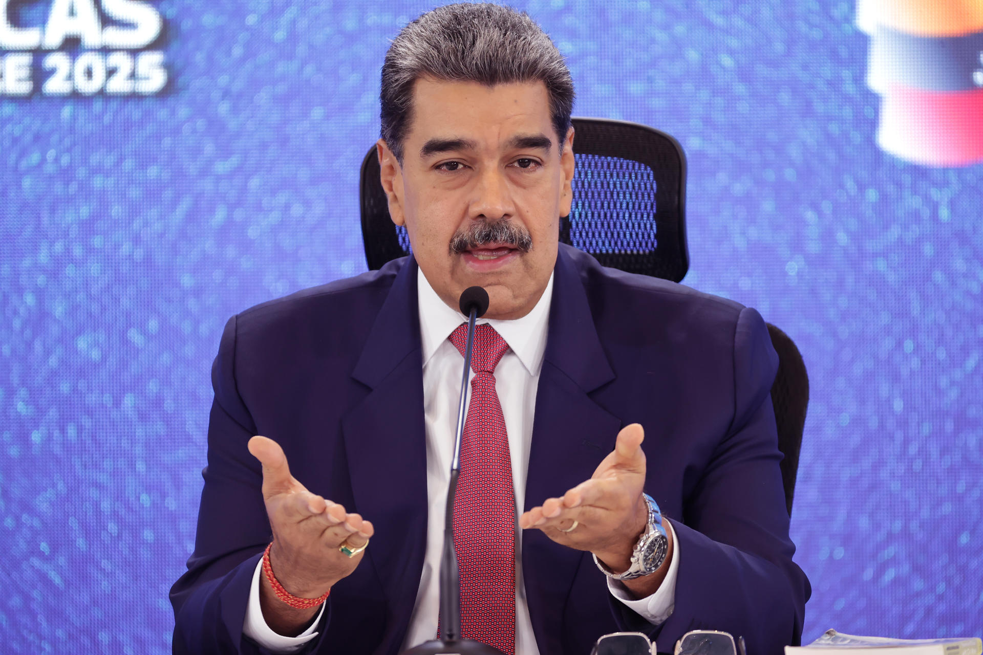 Maduro llevará militares a los barrios de Venezuela para entrenar a la población en el uso de armas