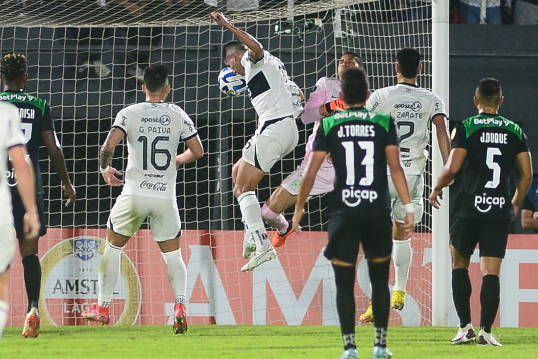 Nacional perdió en Asunción y cedió la punta del Grupo H en Copa Libertadores