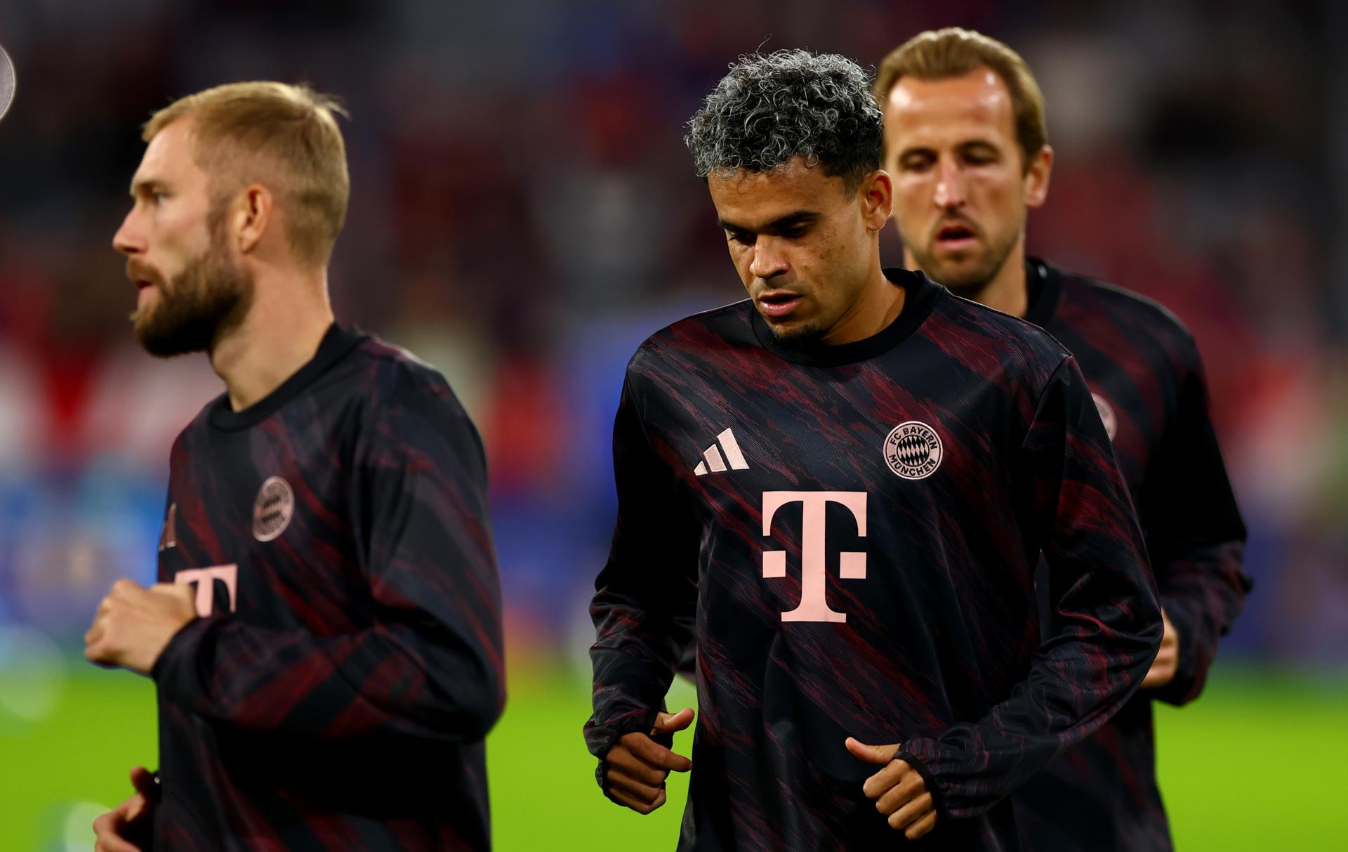 MUNICH (Germany), 17/09/2025.- Luis Diaz of Munich (C) before the UEFA Champions League league phase match between Bayern Munich and Chelsea in Munich, Germany, 17 September 2025. (Liga de Campeones, Alemania) EFE/EPA/ANNA SZILAGYI
