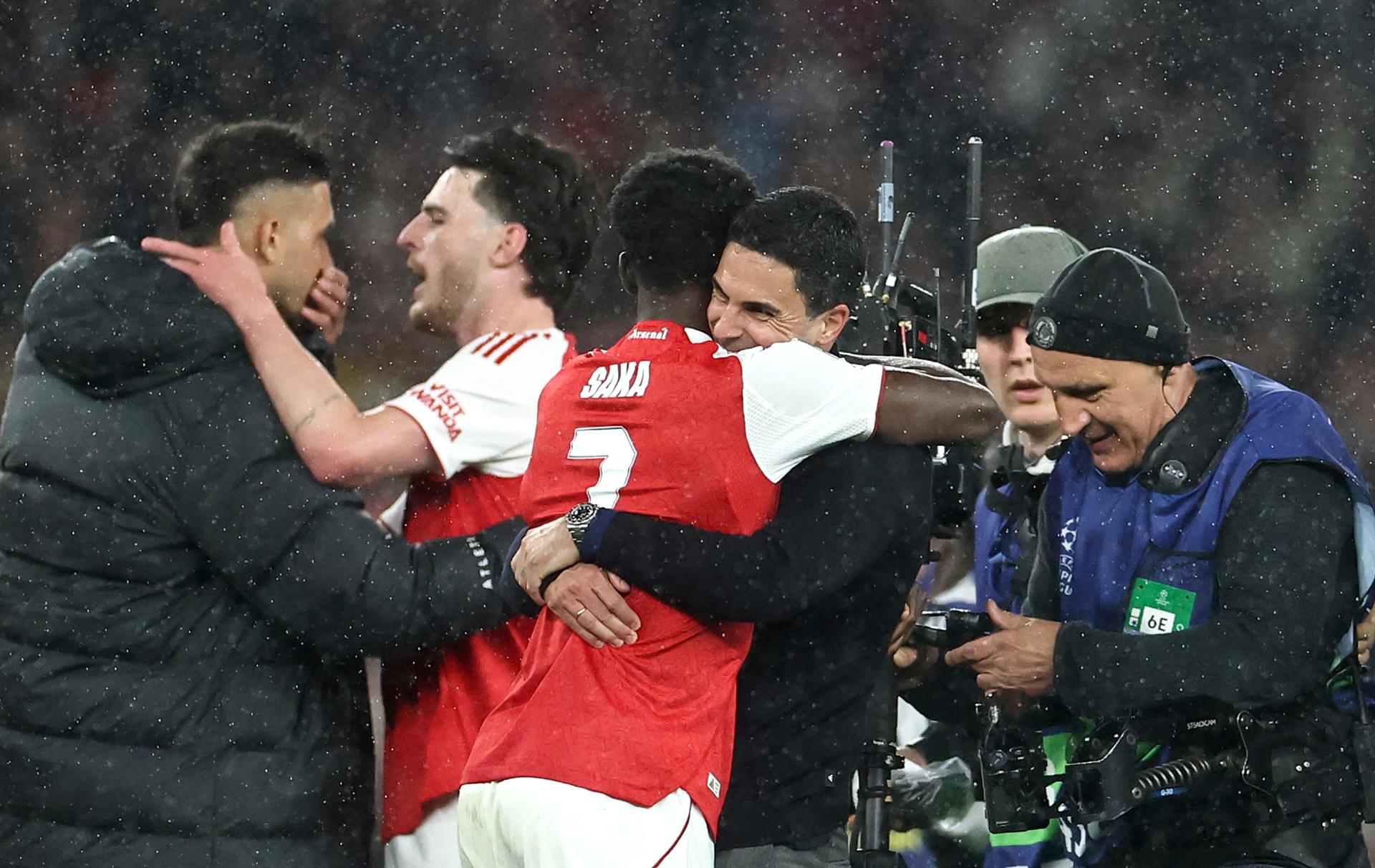 LONDON (United Kingdom), 05/05/2026.- Bukayo Saka (L) of Arsenal celebrates with his manager Mikel Arteta after the UEFA Champions League semi-finals 2nd leg match Arsenal FC against Atletico de Madrid, in London, Britain, 05 May 2026. Arsenal won 1-0. (Liga de Campeones, Reino Unido, Londres) EFE/EPA/NEIL HALL
