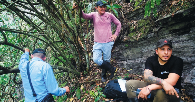 “Hugo 22” (de rosado) fue el comandante del frente 22 de las FARC, una de las estructuras que más dinero recaudó por secuestros extorsivos. Podría recoger hasta $500 millones al mes, según la Comisión de la Verdad.
