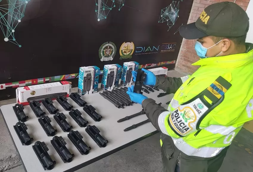 Incautan partes de armas de largo alcance en Aeropuerto El Dorado de Bogotá