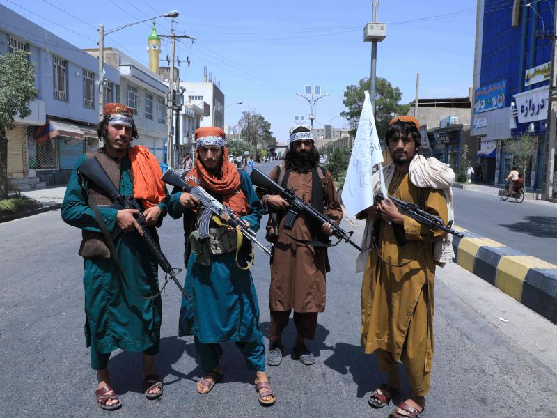 Talibanes violan su propia amnistía: detienen a médica y persiguen a traductores