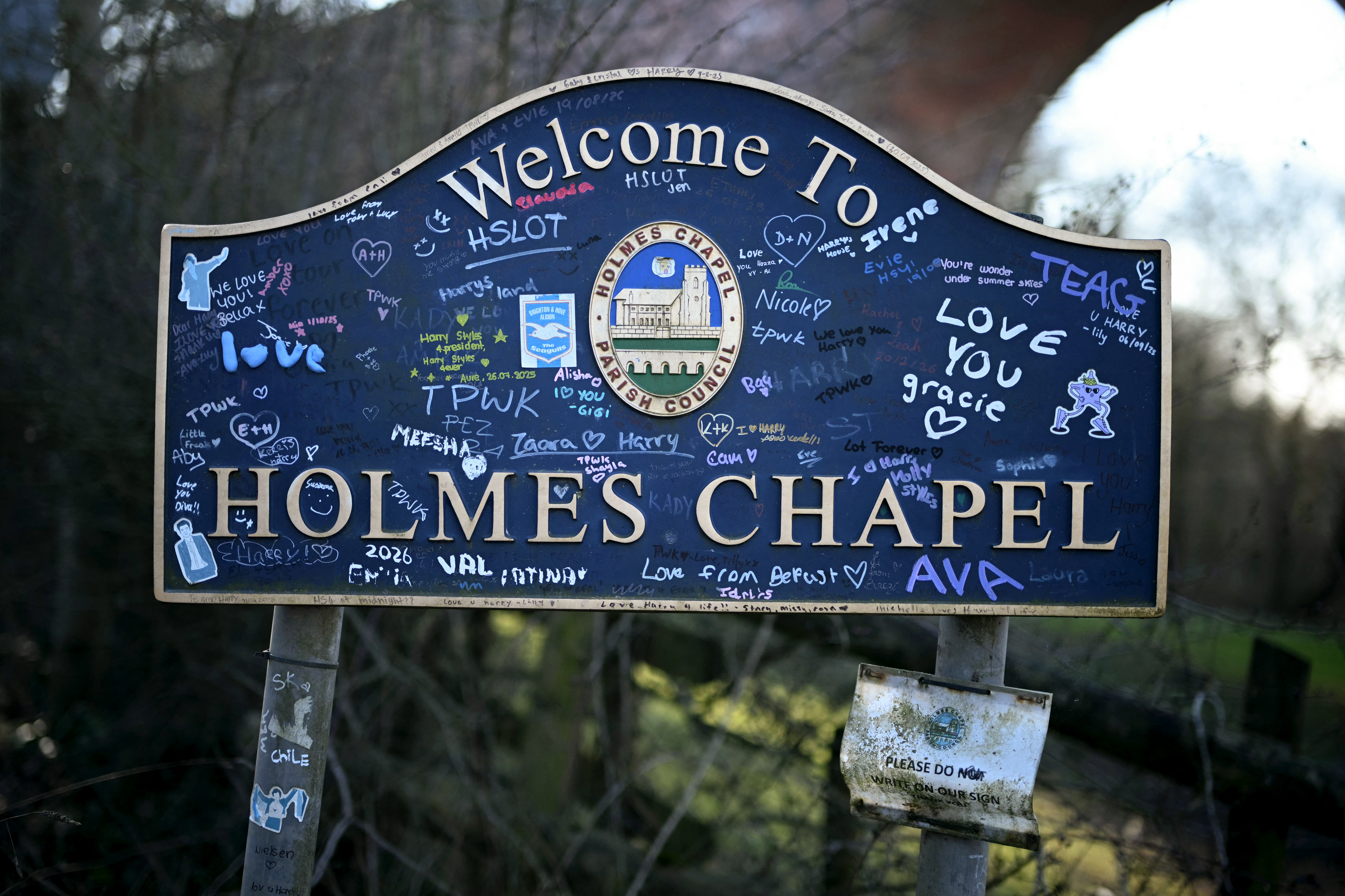 Holmes Chapel tiene todo lo que uno imagina de un pueblo inglés: una iglesia antigua, pubs, tiendas bonitas y calles tranquilas. Pero desde que Harry Styles salió de ahí y se volvió estrella mundial, ese paisaje dejó de ser solo pintoresco para convertirse también en una parada obligada para sus fans.