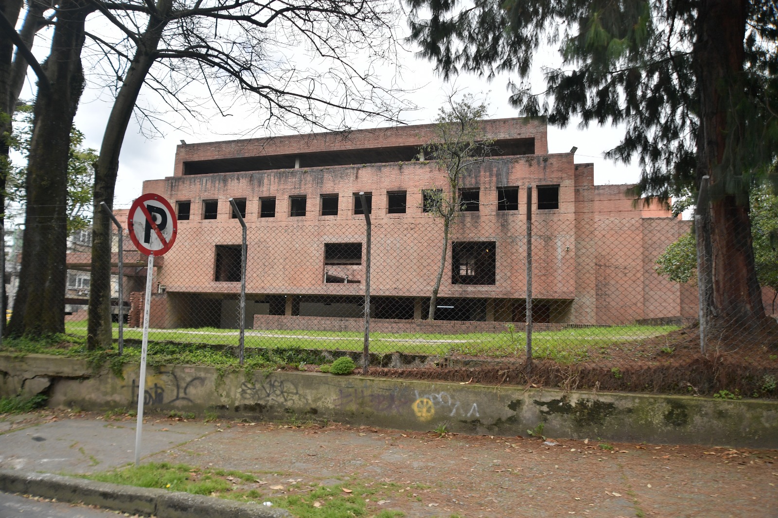 La construcción del Exploratorio Nacional se remonta a la ley 45 de 1948 que ordenaba construir un monumento junto a la casa de Gaitán.