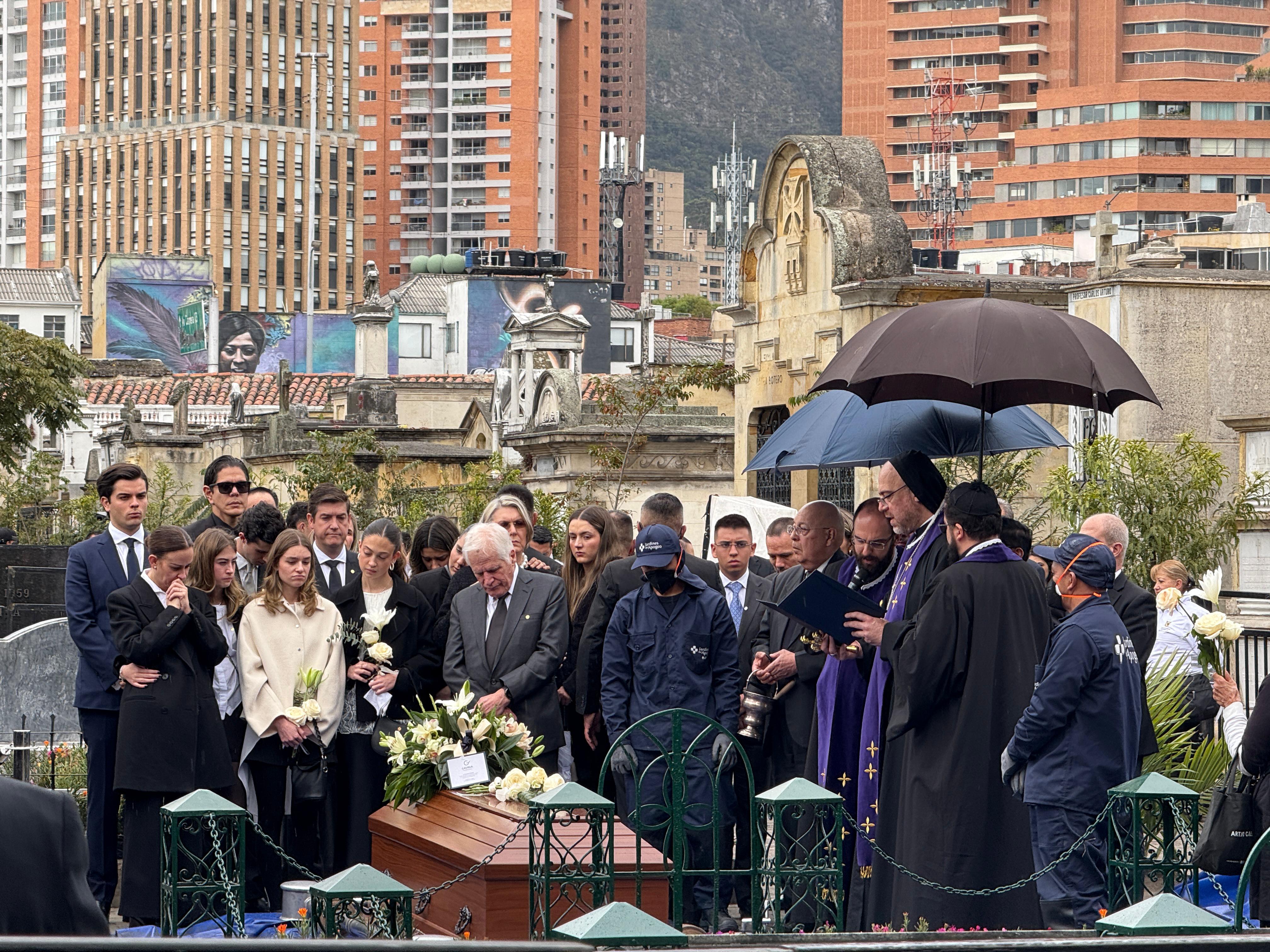 Sepelio y entierro de Miguel Uribe: senador fue sepultado rodeado de familia y amigos