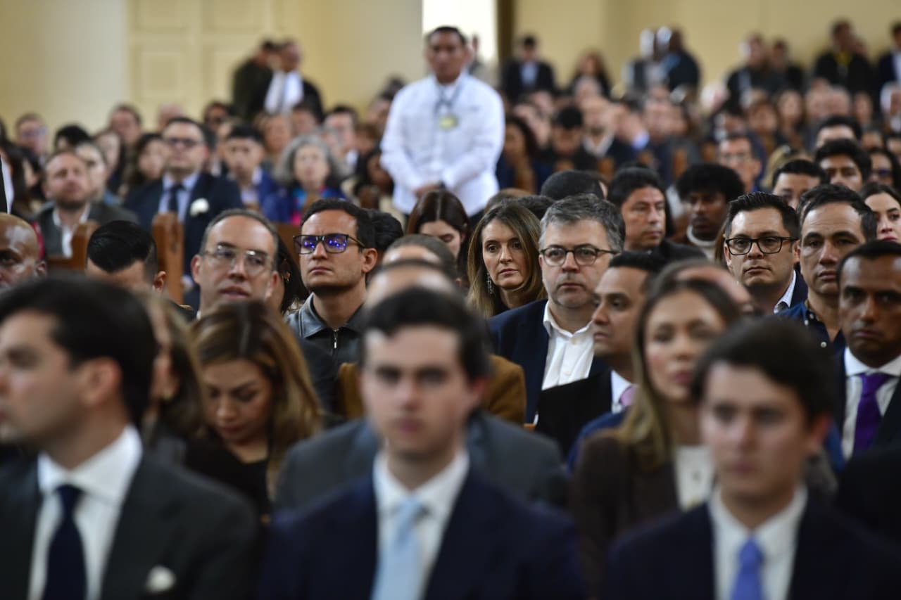 Tras un año de la muerte de Miguel Uribe Turbay, su familia junto a varios congresistas realizaron un homenaje a la memoria del senador en la Parroquia La Inmaculada Concepción, para luego develar su monumento en el antiguo parque “El Golfito”, que ahora lleva su nombre.
