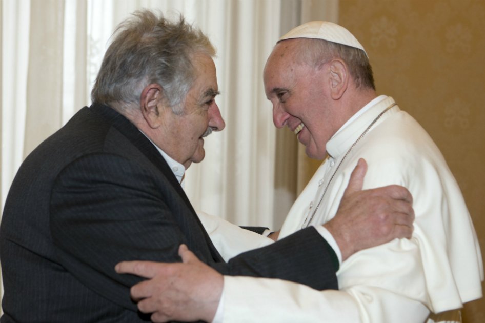 Papa y Mujica abordan proceso de paz colombiano en clima de gran sintonía