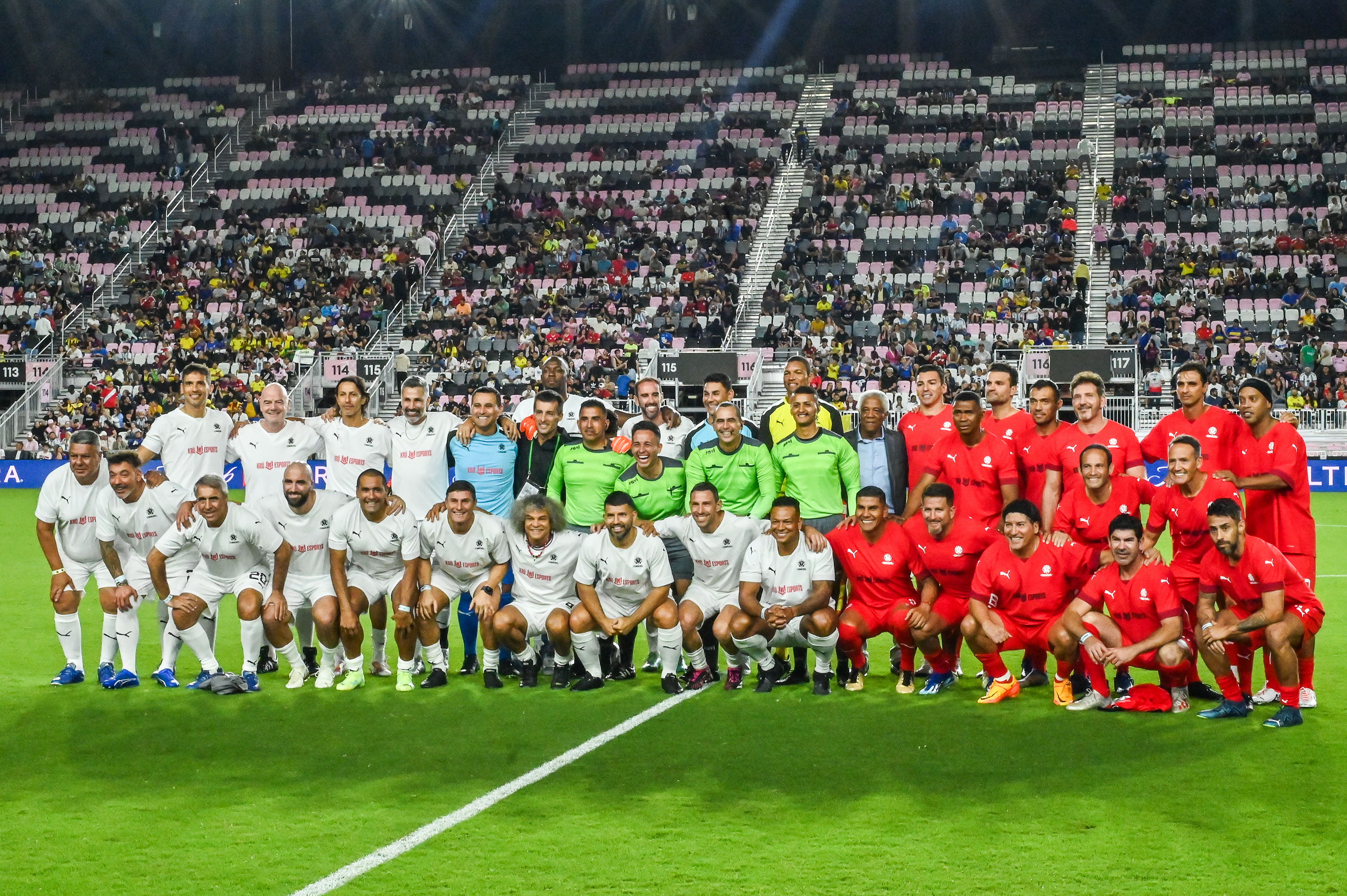 USA949. FORT LAUDERDALE (ESTADOS UNIDOS), 06/12/2023.- Jugadores de las Leyendas de la Conmebol posan en un partido de exhibición hoy, disputado en el estadio DRV PNK en Fort Lauderdale (EE.UU.). La Conmebol celebró este martes un partido de leyendas en el que participaron, entre risas y abrazos, figuras como Ronaldinho, Carlos Valderrama e Iván Zamorano. EFE/ Giorgio Viera