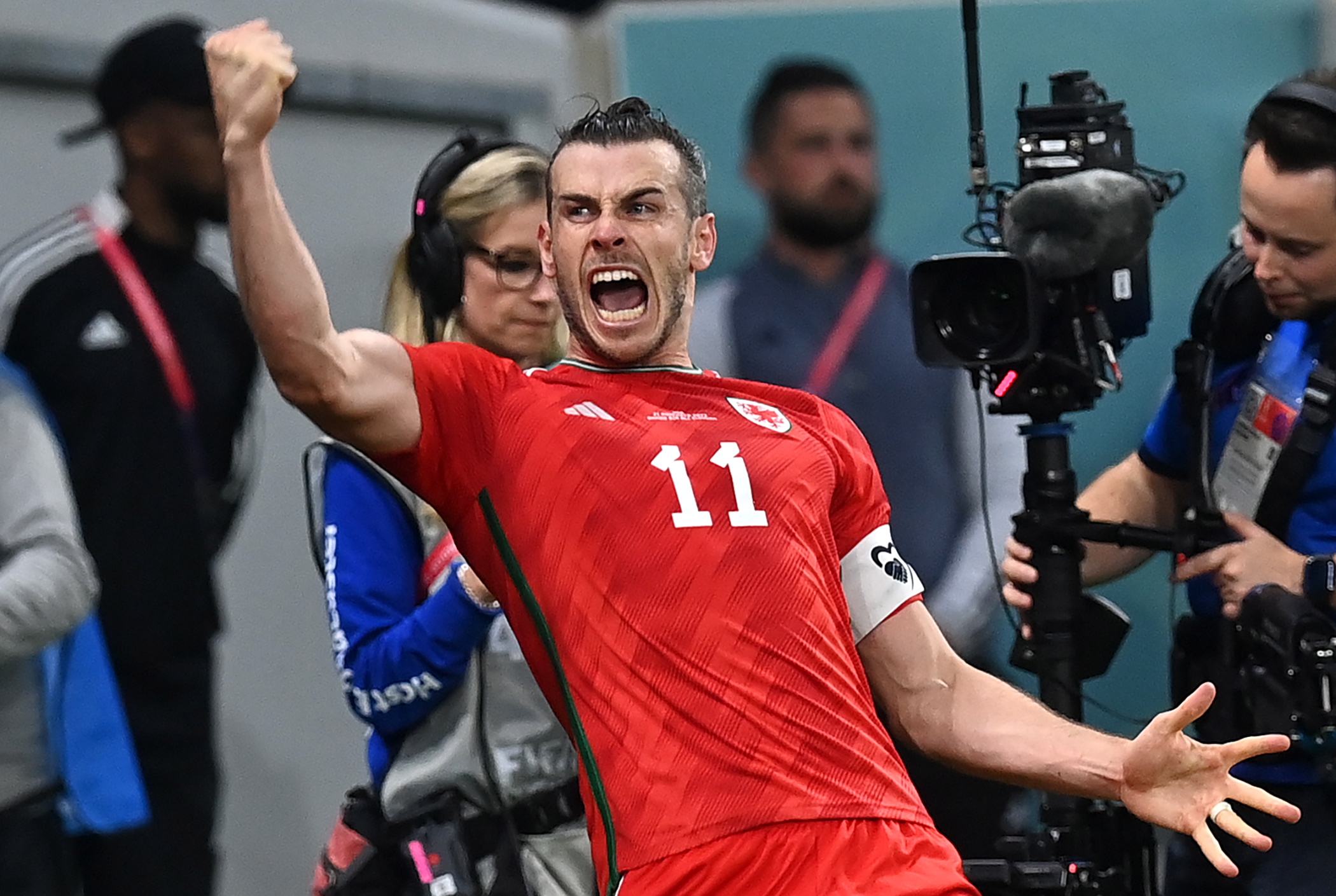 Doha (Qatar), 21/11/2022.- Gareth Bale of Wales celebrates after scoring the 1-1 with a penalty kick during the FIFA World Cup 2022 group B soccer match between the USA and Wales at Ahmad bin Ali Stadium in Doha, Qatar, 21 November 2022. (Mundial de Fútbol, Estados Unidos, Catar) EFE/EPA/Neil Hall