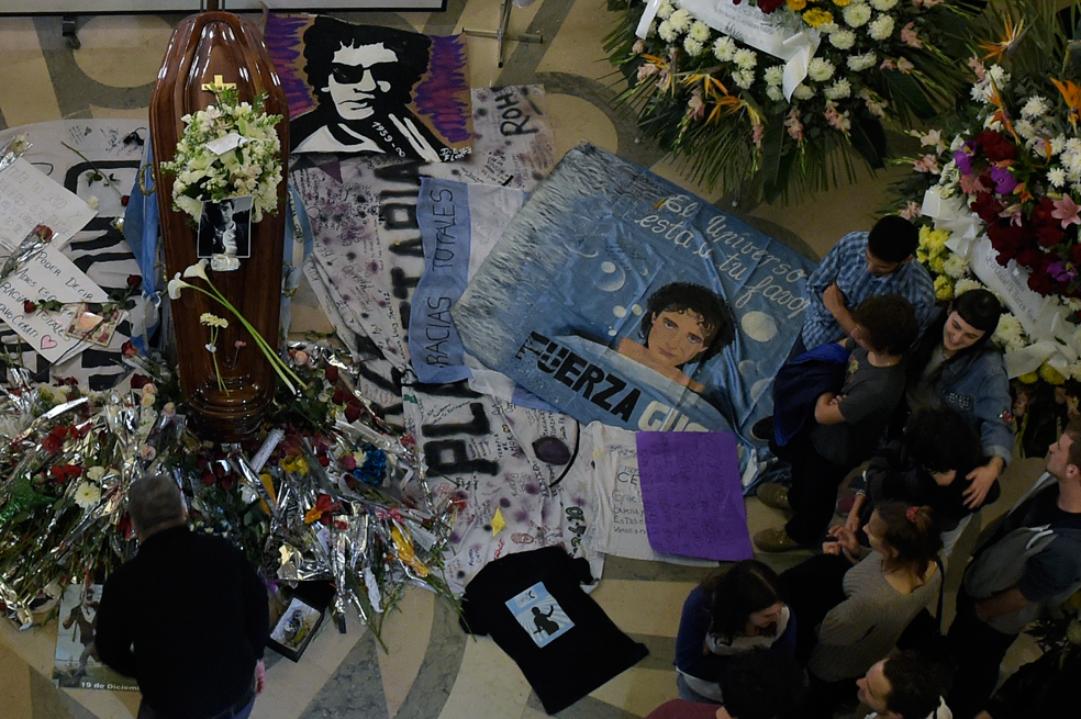 Despedida a Gustavo Cerati: aluvión de seguidores extiende velorio
