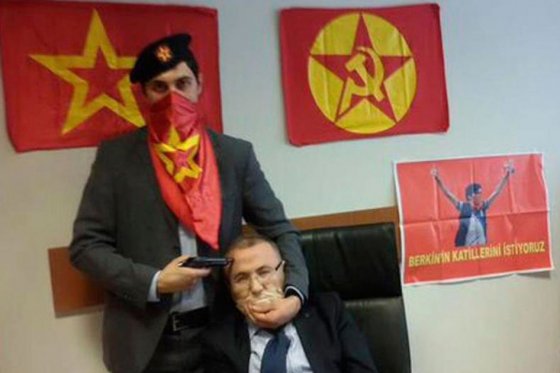 Fotografía publicada en Twitter por el partido ilegalizado DHKP-C que muestra a una persona no identificada mientras apunta con un arma a la cabeza del fiscal Mehmet Selim Kiraz.