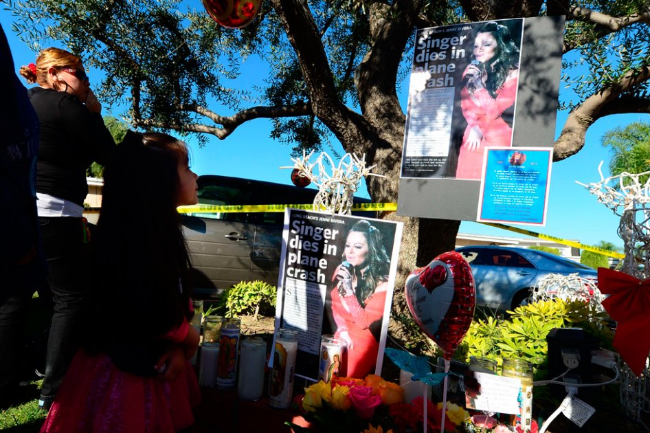 Fanáticos de Jenni Rivera le rinden homenaje. / AFP