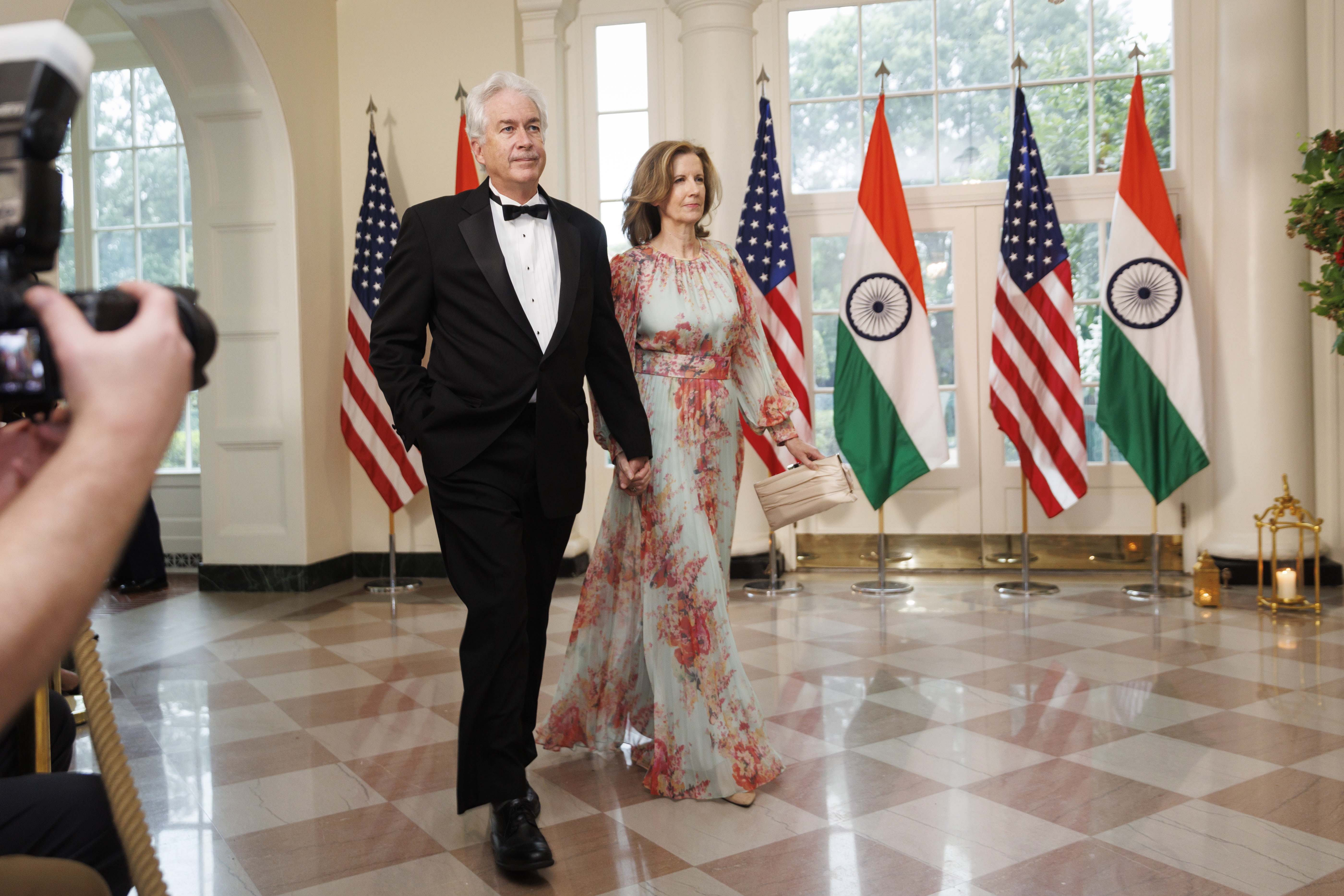 Washington (United States), 22/06/2023.- William Burns (L), Director of the Central Intelligence Agency (CIA), and Lisa Carty (R), U.S. Representative to the Economic and Social Council of the United Nations, arrive to attend a state dinner in honor of Indian Prime Minister Narendra Modi hosted by US President Joe Biden and First Lady Jill Biden at the White House in Washington, DC, USA, 22 June 2023. (Estados Unidos) EFE/EPA/Ting Shen / POOL