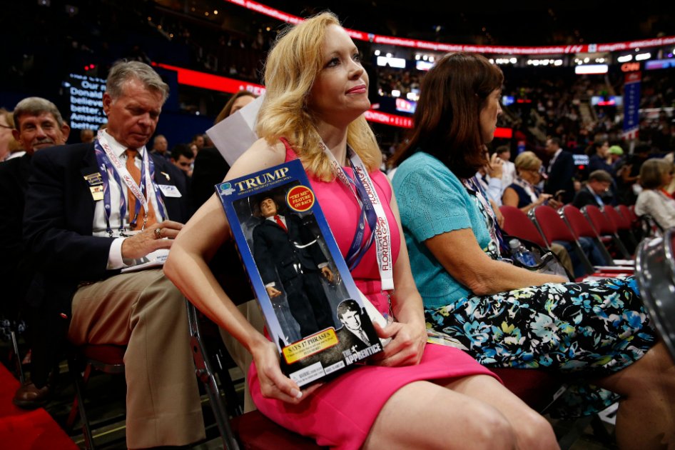 Una delegada de Florida sostiene un muñeco de Donald Trump en la convención republicana, que comenzó hoy. / EFE