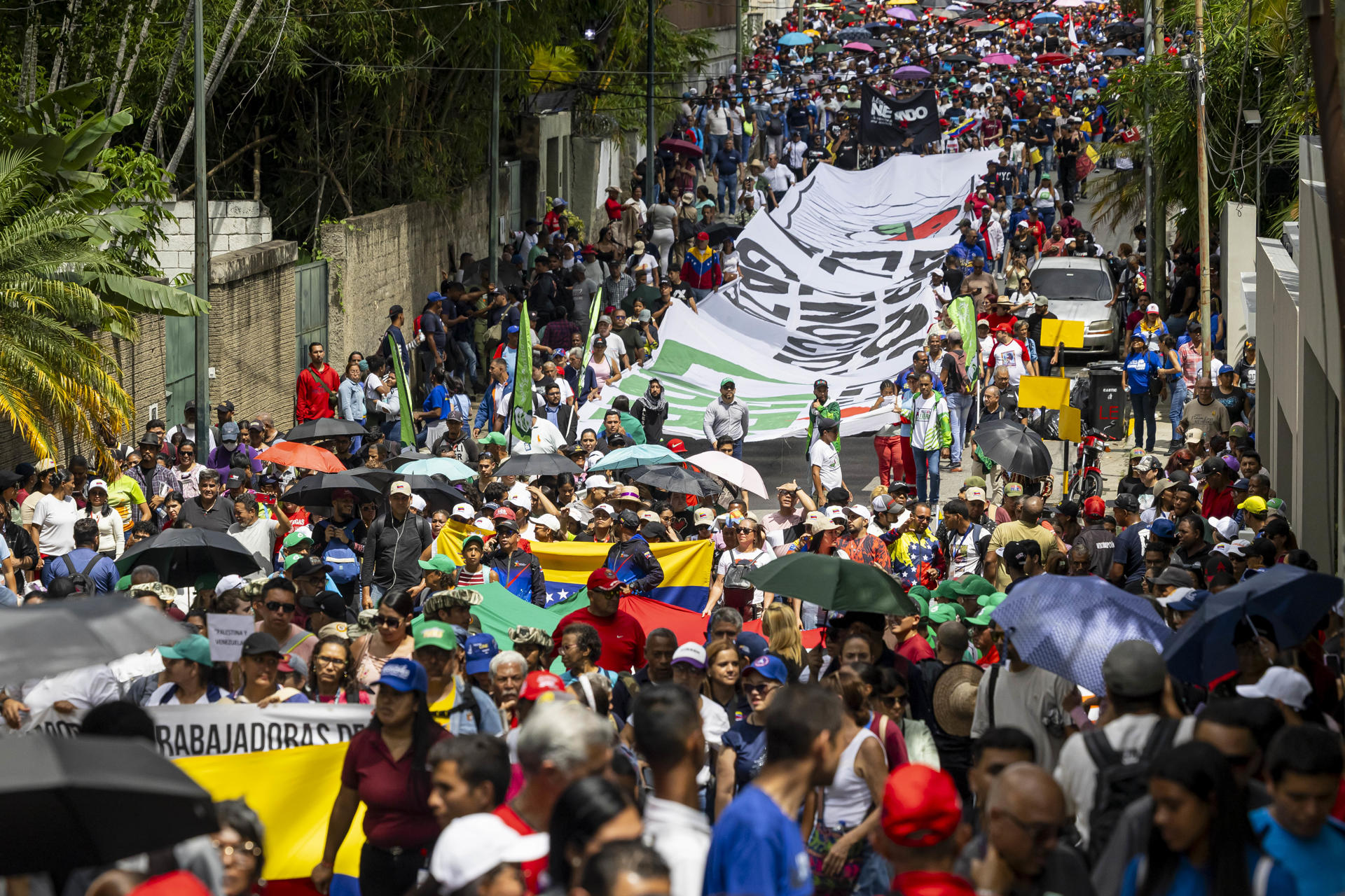 AME5646. CARACAS (VENEZUELA), 07/10/2025.- Personas participan en una manifestación en apoyo a Palestina este martes, en Caracas (Venezuela). EFE/ Miguel Gutiérrez