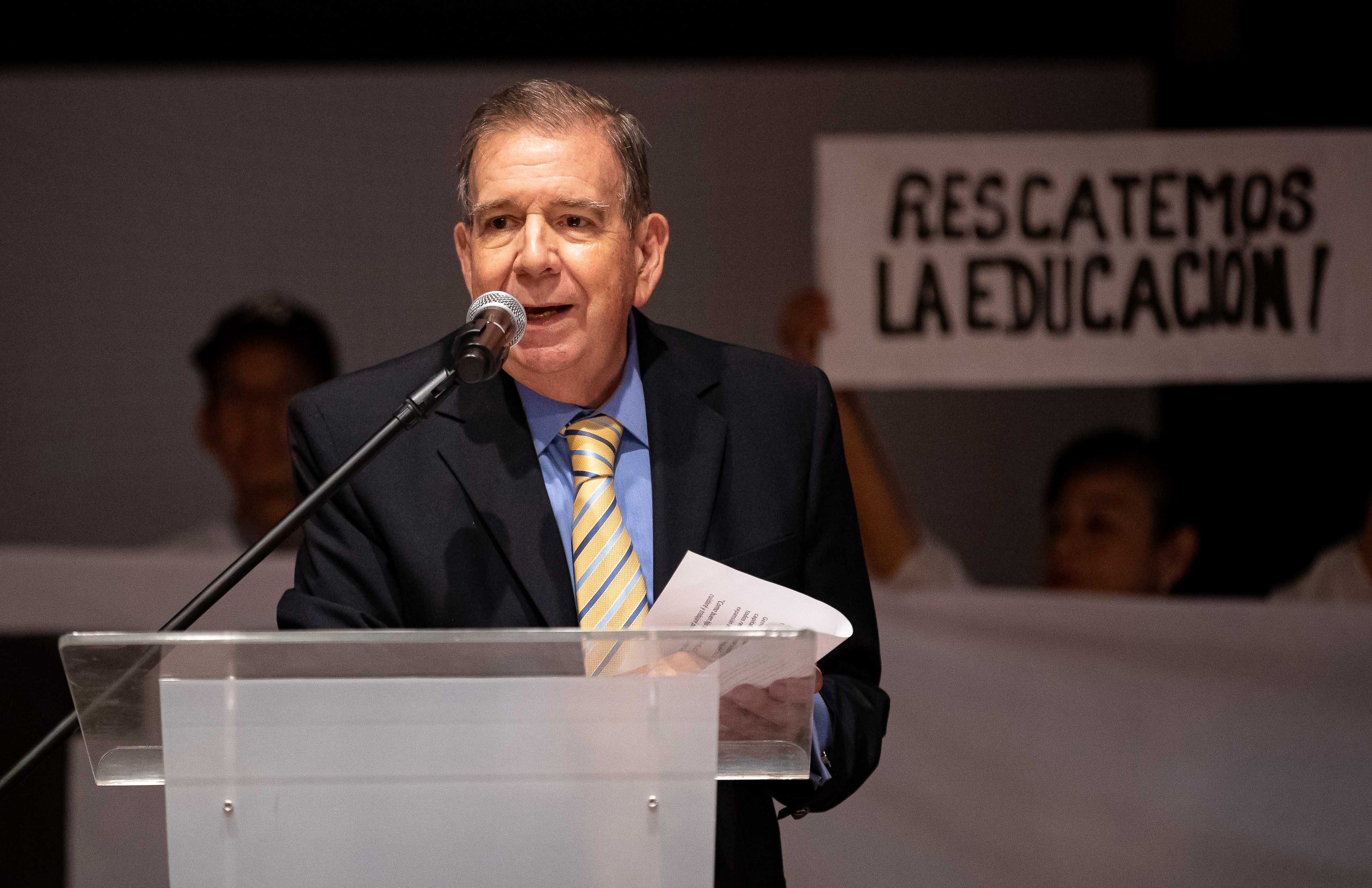 AME7206. CARACAS (VENEZUELA), 27/06/2024.- El candidato opositor Edmundo González Urrutia, habla durante un encuentro con docentes de la Universidad Central de Venezuela este jueves en Caracas (Venezuela). Decenas de educadores pidieron este jueves al candidato presidencial de la principal coalición opositora de Venezuela -la Plataforma Unitaria Democrática (PUD)-, Edmundo González Urrutia, restablecer sus derechos laborales y recuperar los salarios, en caso de ganar las elecciones del próximo 28 de julio. EFE/ Ronald Peña R.