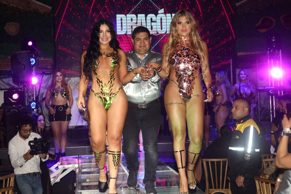Actores y modelos presentes en una nueva pasarela de Body Tape Art en Bogotá.