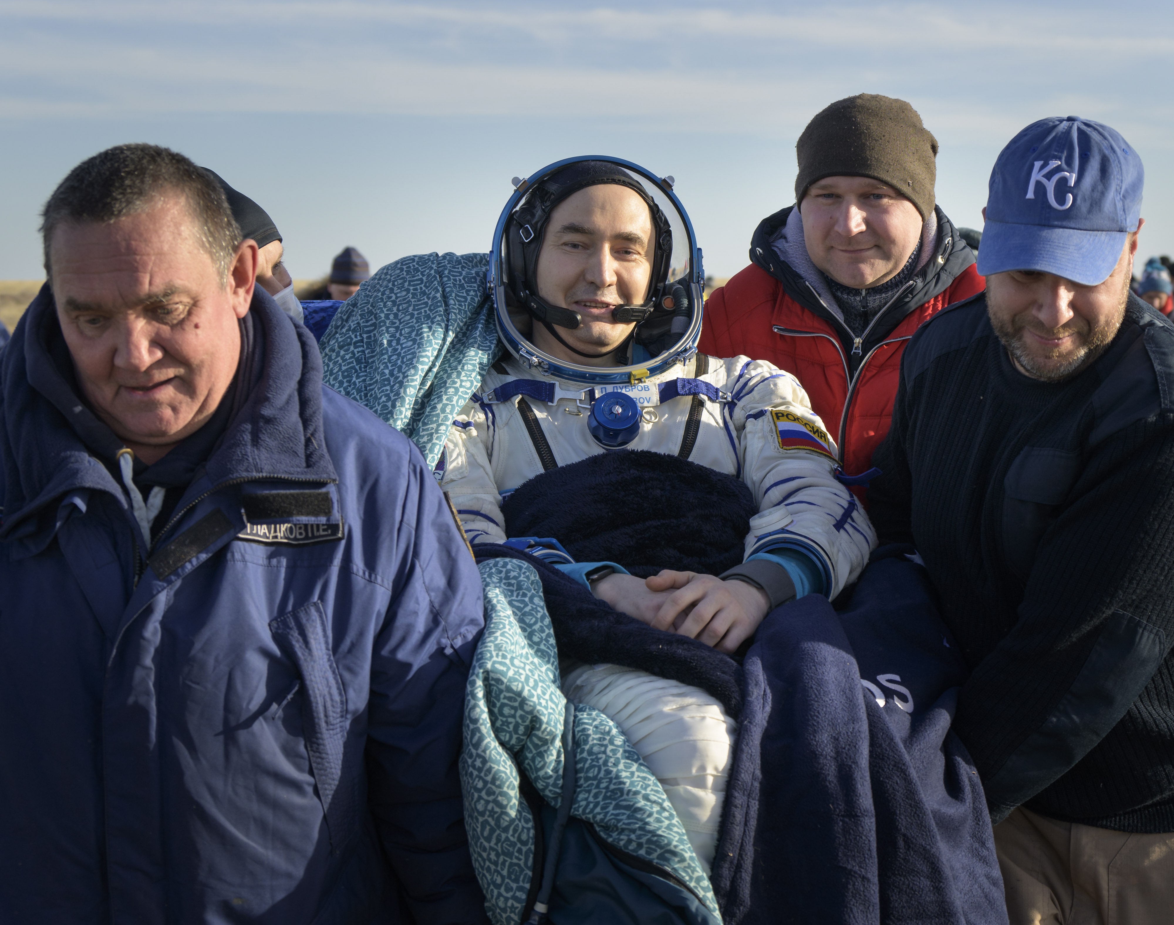 Astronautas rusos y estadounidenses aterrizan juntos, a pesar de la guerra en Ucrania