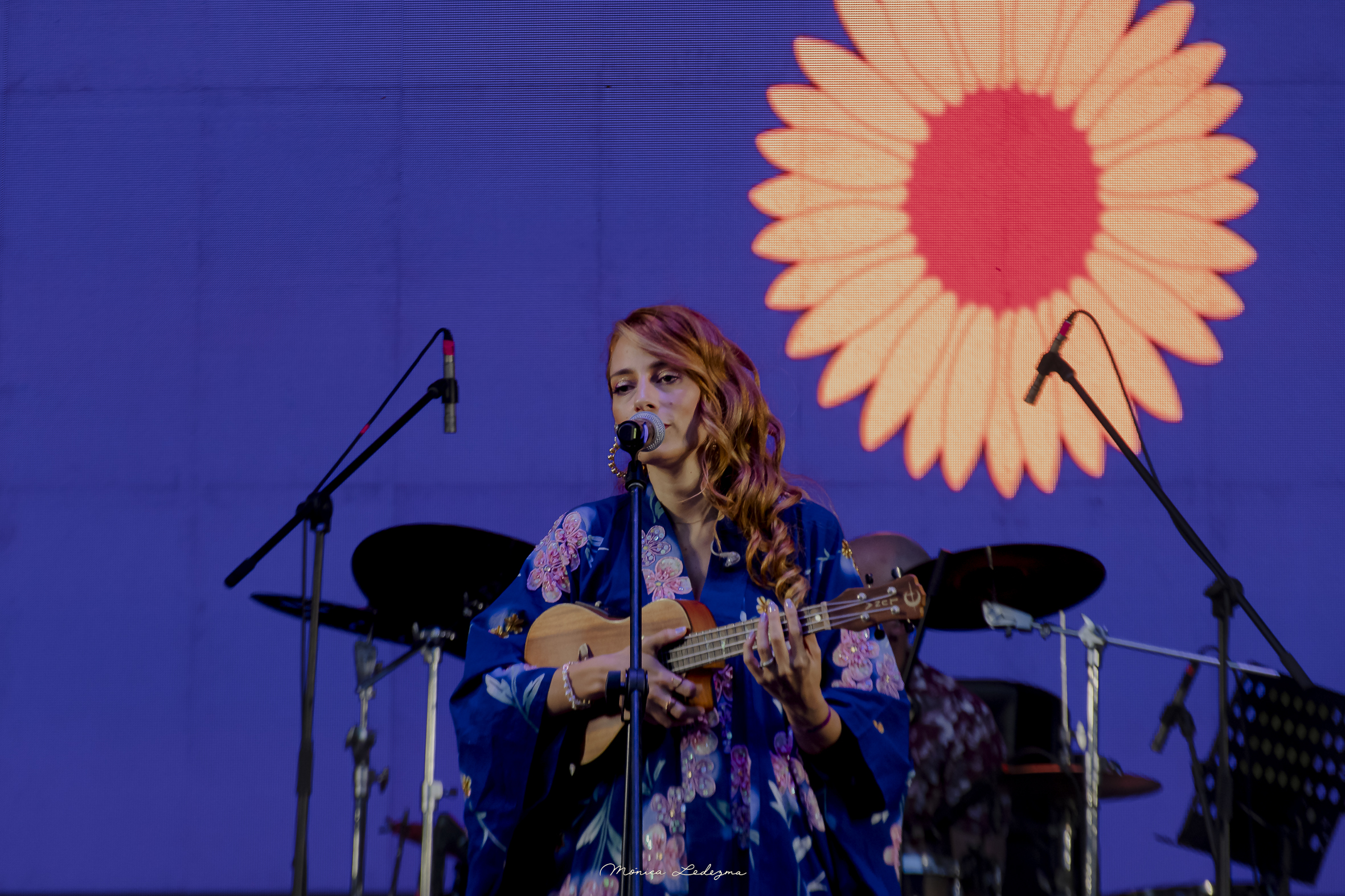 “Farolito”, así suena el último sencillo de Angelika Molina