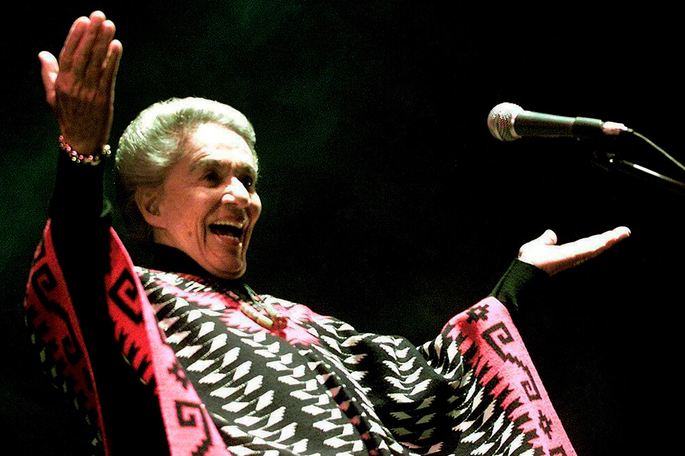 Chavela Vargas, cantante costarricense, dedicó su vida a la música ranchera. Obtuvo el Premio Grammy a la Excelencia Musical en 2007.