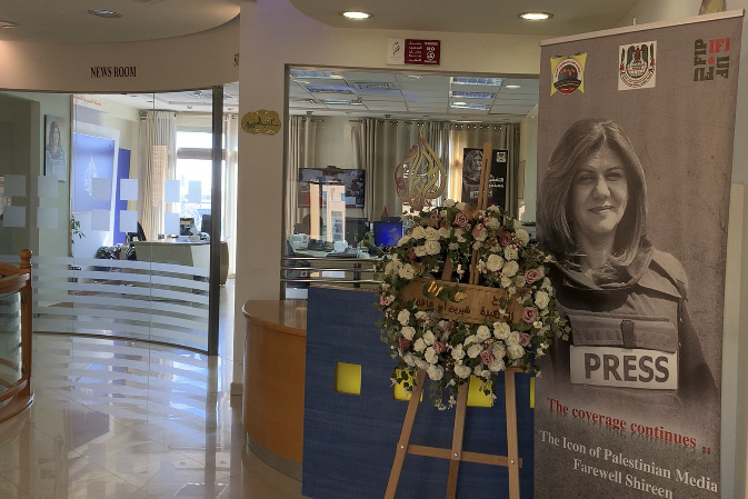 TRENERÁN, 11/05/2023.-El escritorio de la reportera palestina Shireen Abu Akleh está intacto desde hace un año, cuando fue asesinada mientras cubría una redada del Ejército israelí en Cisjordania ocupada. Alrededor de sus notas a lápiz, se fueron apilando flores, poemas y homenajes, que ahora inundan toda su oficina y recuerdan que su muerte continúa impune. "Todo está como ella lo dejó, pero quedó un vacío demasiado enorme", cuenta a EFE Walid al Omari, director de la oficina en Ramala, Cisjordania, del canal catarí Al Jazeera, donde Shireen trabajó desde 1997. Entre una transmisión en vivo y llamadas telefónicas, Omari describe a la reportera, que se consagró como la periodista de referencia entre los palestinos con su cobertura de la Segunda Intifada (2000-2005), como su "hermana, colega y amiga". EFE/ Yemeli Ortega