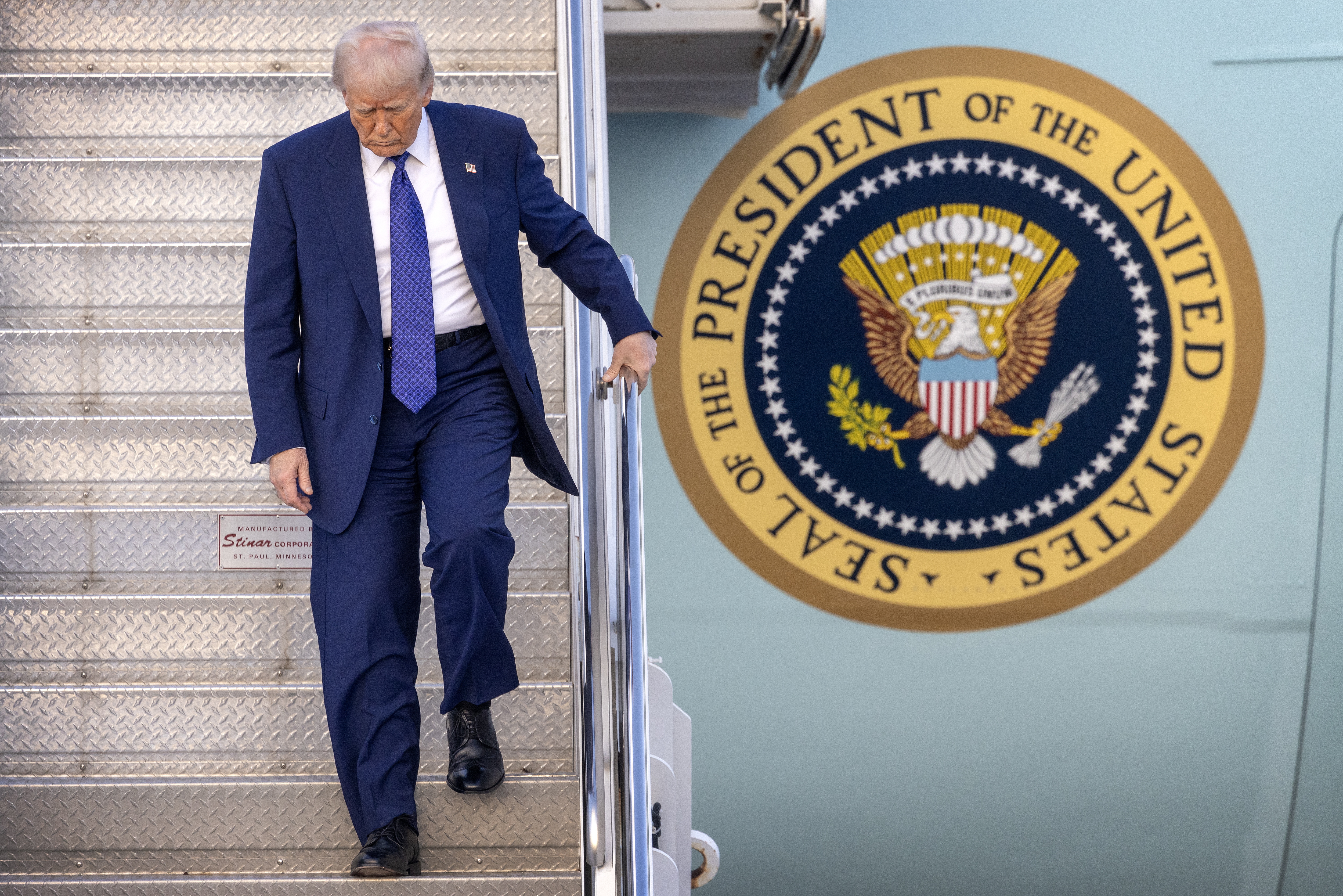 WEST PALM BEACH (United States), 15/02/2025.- US President Donald J. Trump disembarks Air Force One after arriving at West Palm Beach airport in West Palm Beach, Florida, USA, 14 February 2025. EFE/EPA/CRISTOBAL HERRERA-ULASHKEVICH