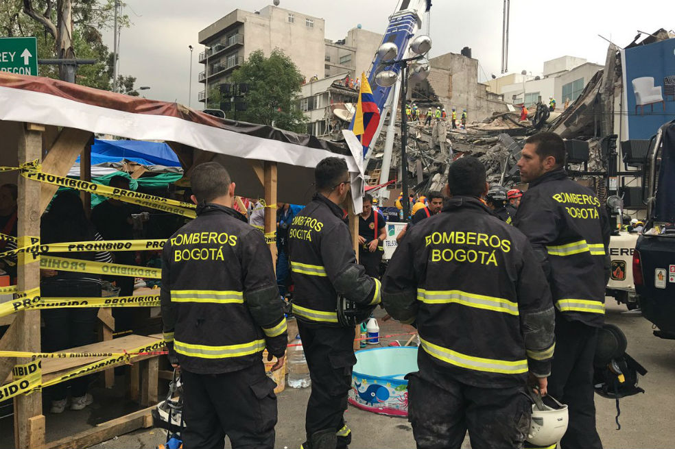 Misión cumplida: regresan a Bogotá bomberos que ayudaron en México