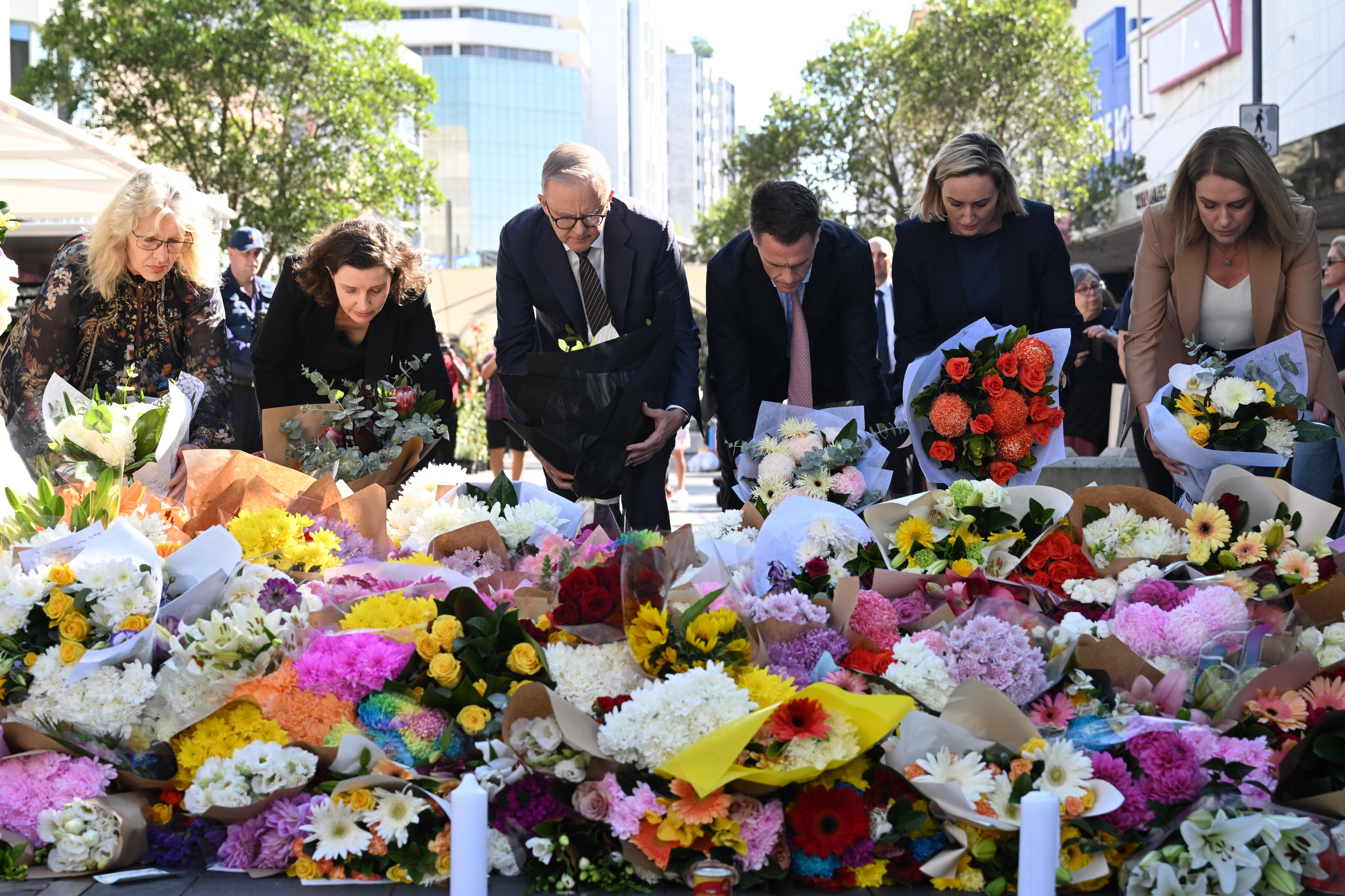 Sydney (Australia), 14/04/2024.- Australian Prime Minister Anthony Albanese (3-L) and NSW Premier Chris Minns (3-R) join other politicians as they lay flowers at the scene of the 13 April stabbing rampage at Bondi Junction in Sydney, Australia, 14 April 2024. The man who fatally stabbed six people in an attack at a Sydney shopping center has been identified as 40-year-old Joel Cauchi, who moved to Sydney from Queensland last month. EFE/EPA/DEAN LEWINS AUSTRALIA AND NEW ZEALAND OUT