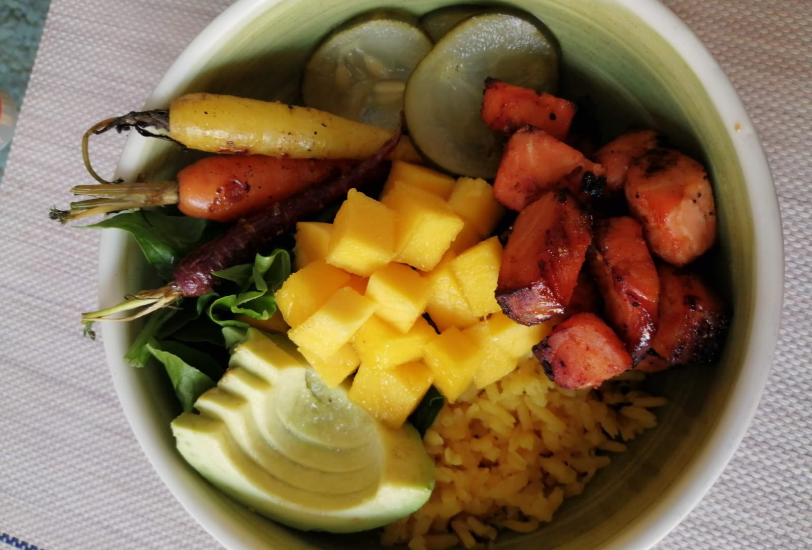 Sábado saludable: así se prepara un “poke” de salmón con vegetales