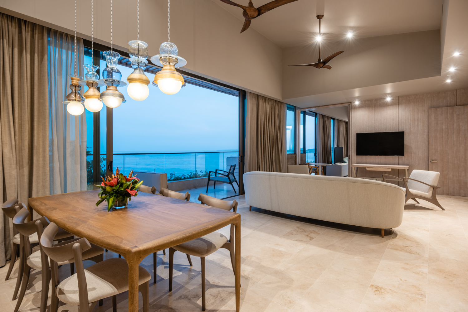 Sofitel Barú Calablanca Beach Resort cuenta con 187 habitaciones modernas y elegantes, que incluyen una suite presidencial y 22 suites de lujo, todas con terrazas con vista al mar.