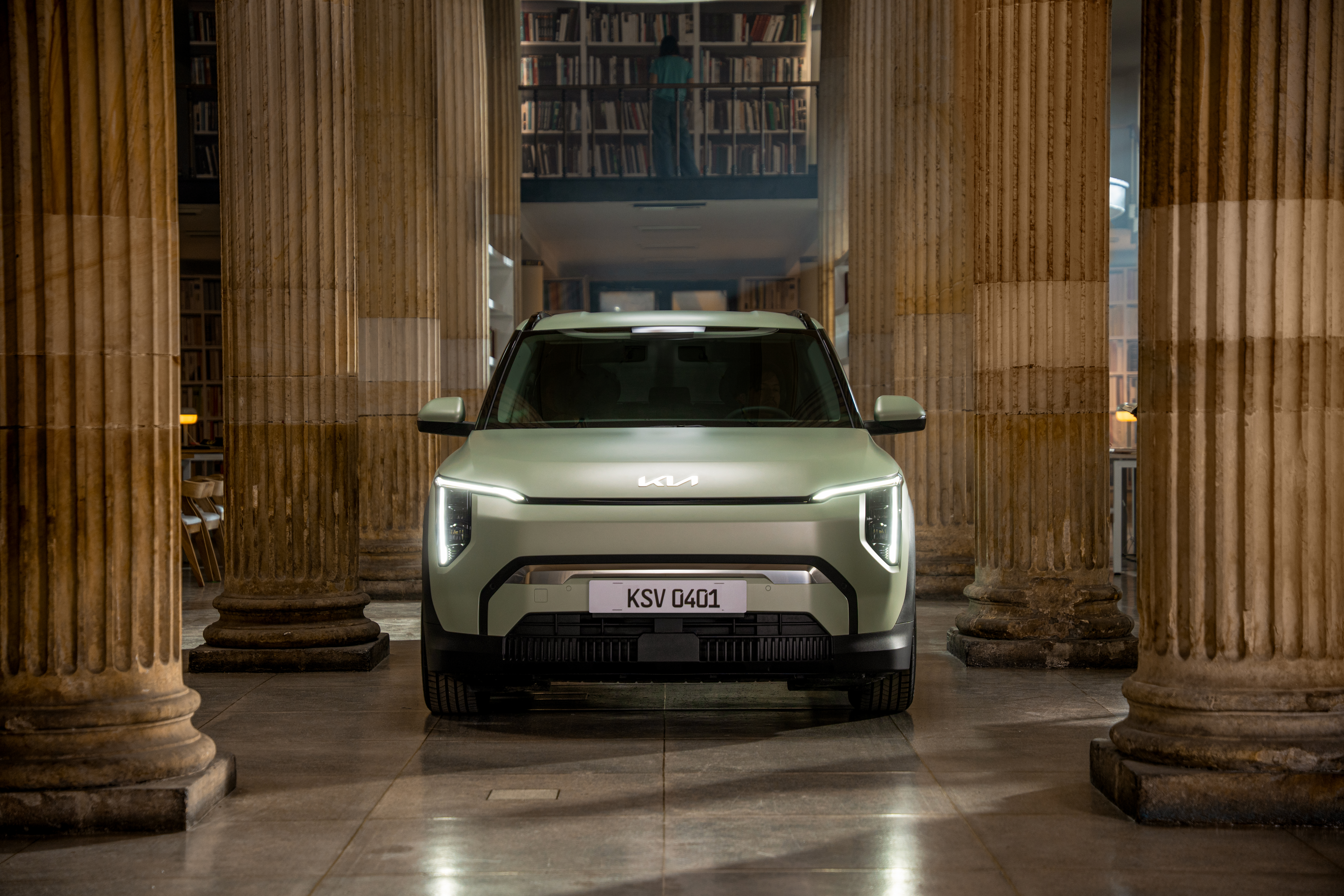 Kia prueba el silencio de su nuevo carro eléctrico dentro de una biblioteca