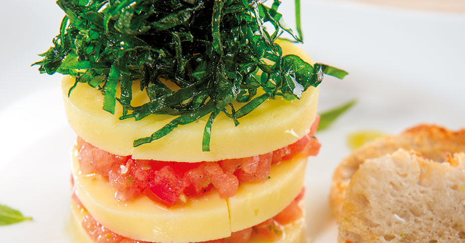 Queso Mozarella relleno de tomate con vinagreta de albahaca
