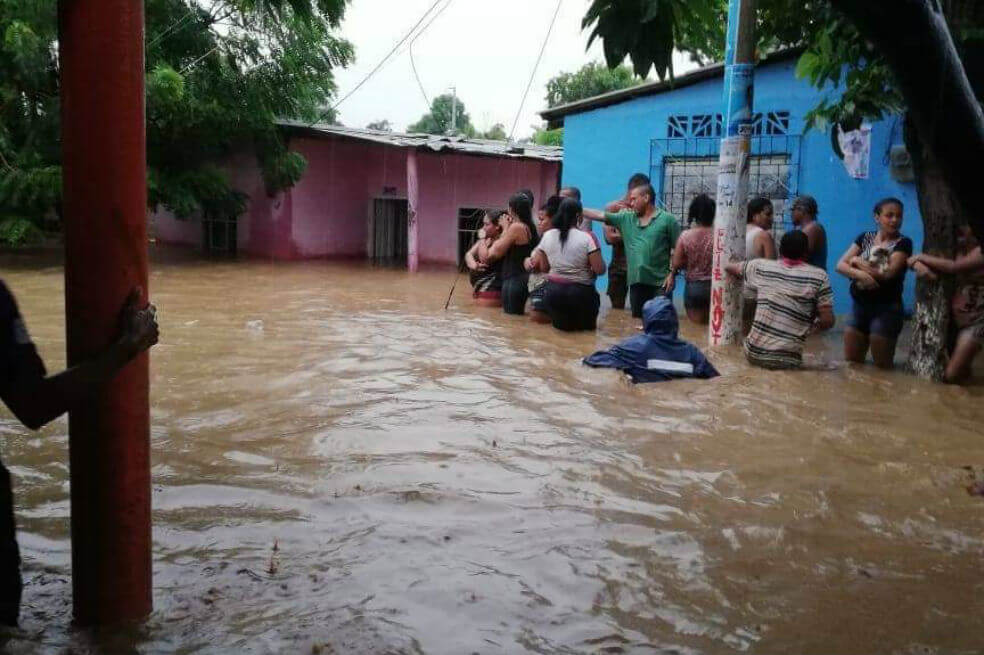 Entre las donaciones que pueden hacerse a las familias damnificadas se encuentran la ropa en buen estado, agua y alimentos no perecederos.
/ Tomada de Twitter @VirnaJohnson