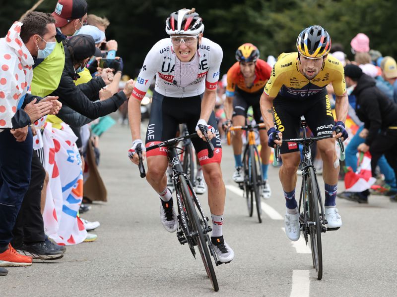 Tadej Pogacar (izq.) y Primoz Roglic (der.), campeón y subcampeón de 2020, son los principales candidatos al título del Tour de Francia. / AFP
