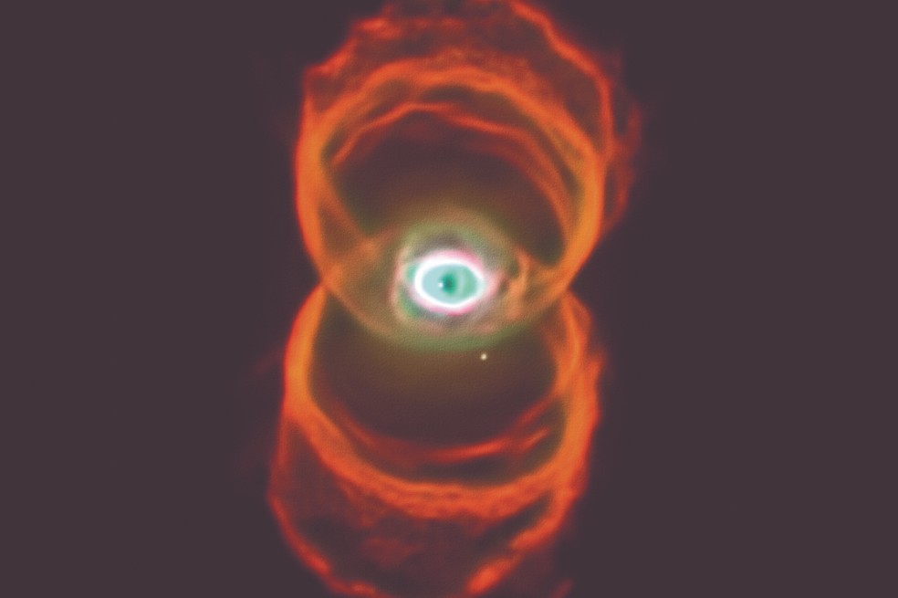 A un costo de US$6 millones por cada mes de retraso, el Hubble tenía que mantenerse en una cámara limpia y aislada sin una fecha fija de lanzamiento. Cuando se reanudaron las operaciones de los transbordadores espaciales, en 1988, se fijó la fecha de lanzamiento del Hubble para 1990. Con un sobrecosto de más de US$4.000 millones (la mitad del costo de un portaaviones tipo Nimitz), la llegada del Hubble a la órbita de la Tierra fue un alivio para la comunidad científica, que cada vez sufría más para mantener el interés de los contribuyentes y la paciencia de los congresistas. La NASA lo llamó “el suceso más importante en la historia de la astronomía desde Galileo”; pero la alegría duró poco: apenas unas semanas después del lanzamiento, las imágenes revelaron una seria anomalía en el sistema óptico del Hubble, que se puede resumir diciendo que el telescopio estaba fuera de foco. Era el resultado de un error en la manufactura del espejo principal. Aunque la superficie del espejo era perfecta en una escala comparable al diámetro de un cabello humano, la curvatura del espejo era incorrecta por un par de micras.