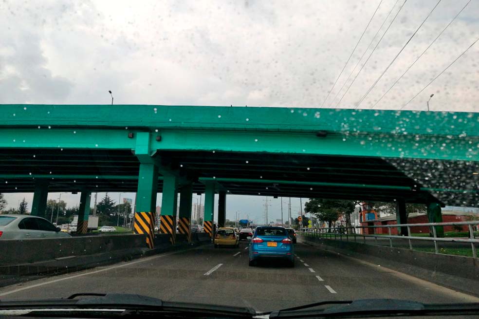 ¿Por qué los puentes de Bogotá están siendo pintados con colores?