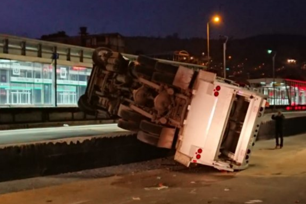 Volcamiento de un camión de basura complica la movilidad en el sur de Bogotá