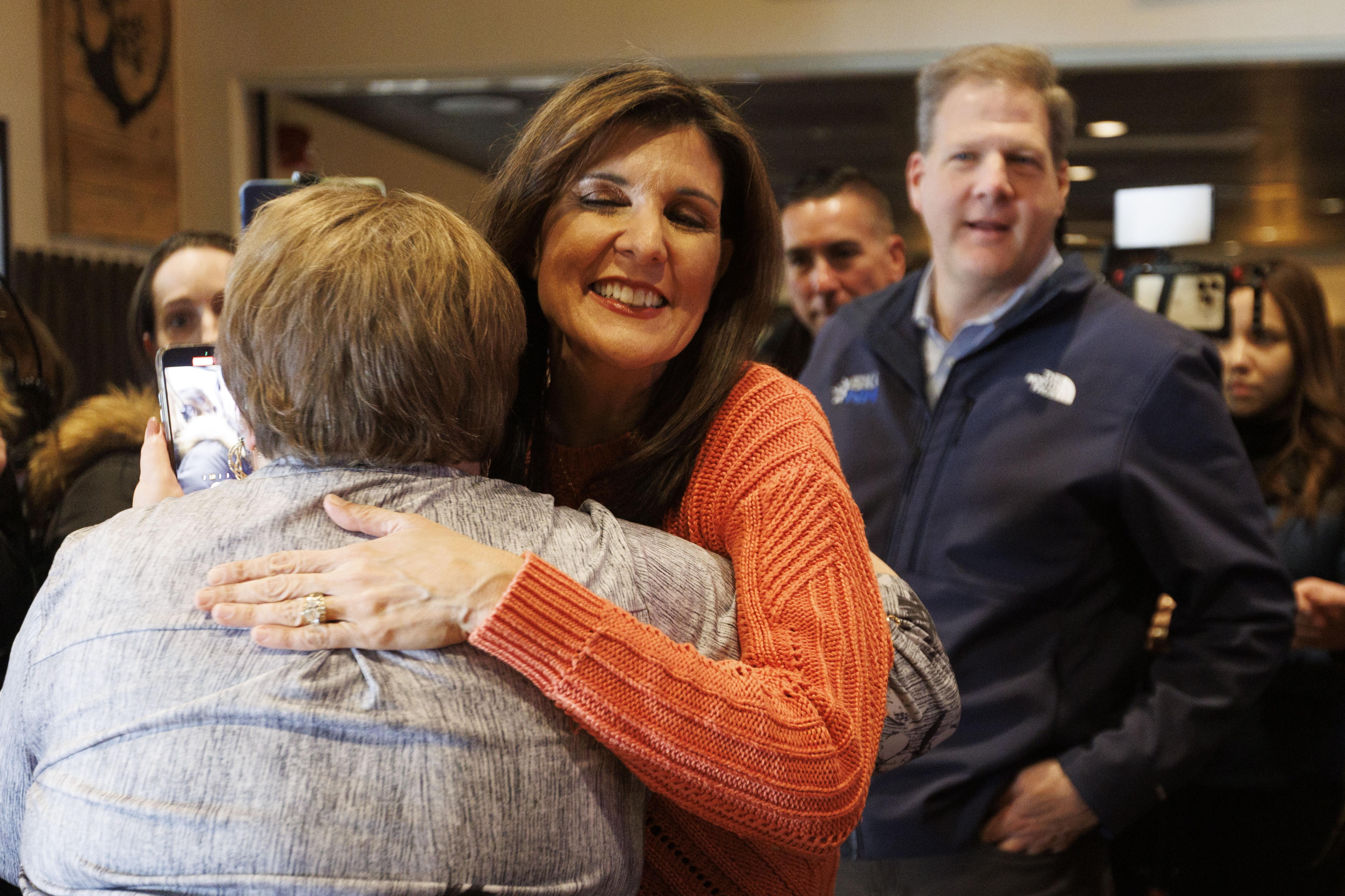 Franklin (United States), 22/01/2024.- Republican candidate for president, former South Carolina Governor Nikki Haley (C) meets with voters during a campaign stop at the Backyard Brewery in Manchester, New Hampshire, USA, 22 January 2024. Haley is battling against former US President Trump in the New Hampshire Republican Primary to be held on 23 January 2024. (Elecciones) EFE/EPA/CJ GUNTHER