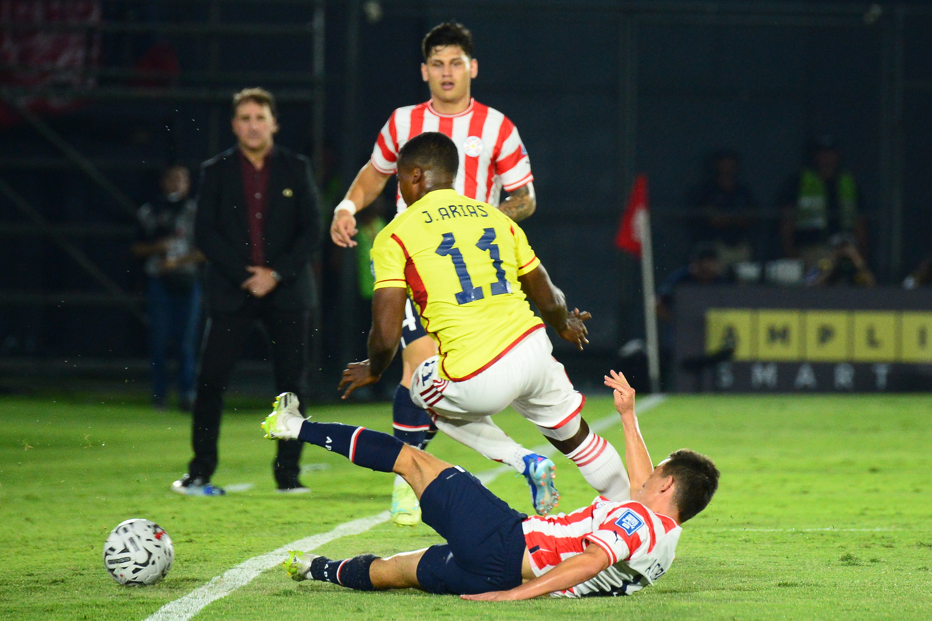 AMDEP3501. ASUNCIÓN (PARAGUAY), 21/11/2023.- Andrés Cubas (d) de Paraguay disputa el balón con Jhon Arias de Colombia hoy, en un partido de las Eliminatorias Sudamericanas para la Copa Mundo de Fútbol 2026 entre Paraguay y Colombia en el estadio Defensores del Chaco en Asunción (Paraguay). EFE/ Daniel Piris