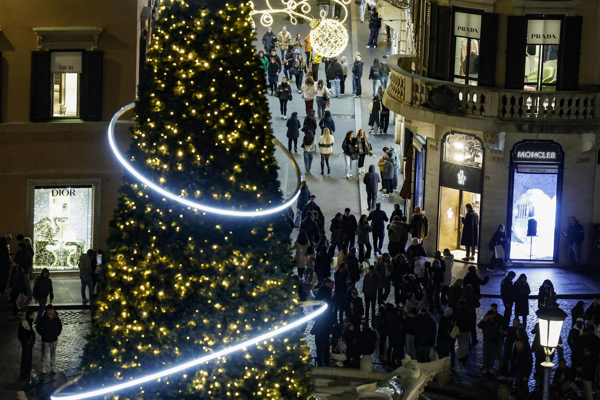 ROME (Italy), 22/12/2025.- People walk along Via dei Condotti, decorated with Christmas lights, in Rome, Italy, 22 December 2025. (Italia, Roma) EFE/EPA/FABIO FRUSTACI