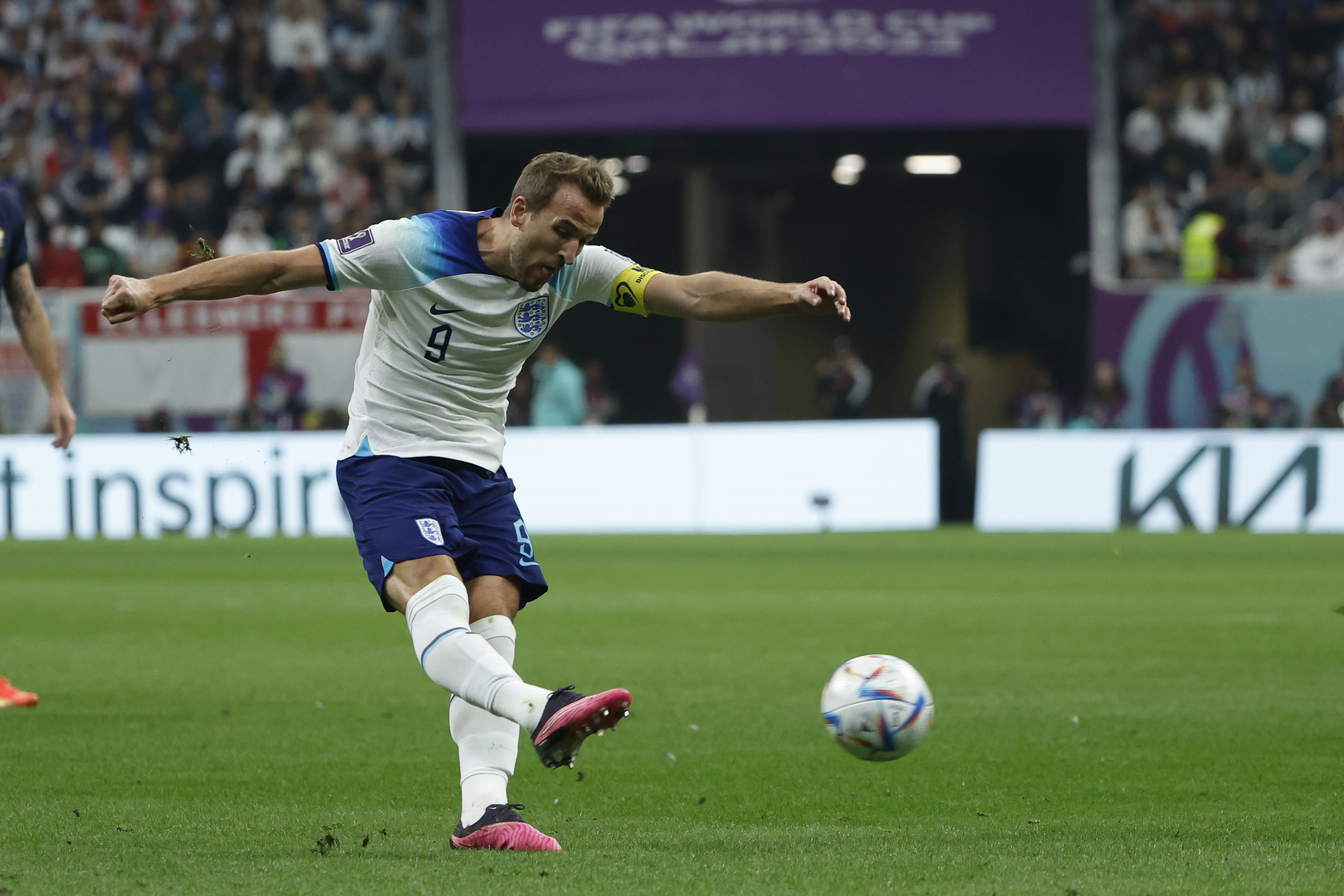 GR6132. JOR (CATAR), 10/12/2022.- Harry Kane de Inglaterra patea un balón hoy, en un partido de los cuartos de final del Mundial de Fútbol Qatar 2022 entre Inglaterra y Francia  en el estadio Al Bait en Jor (Catar). EFE/ Juanjo Martín